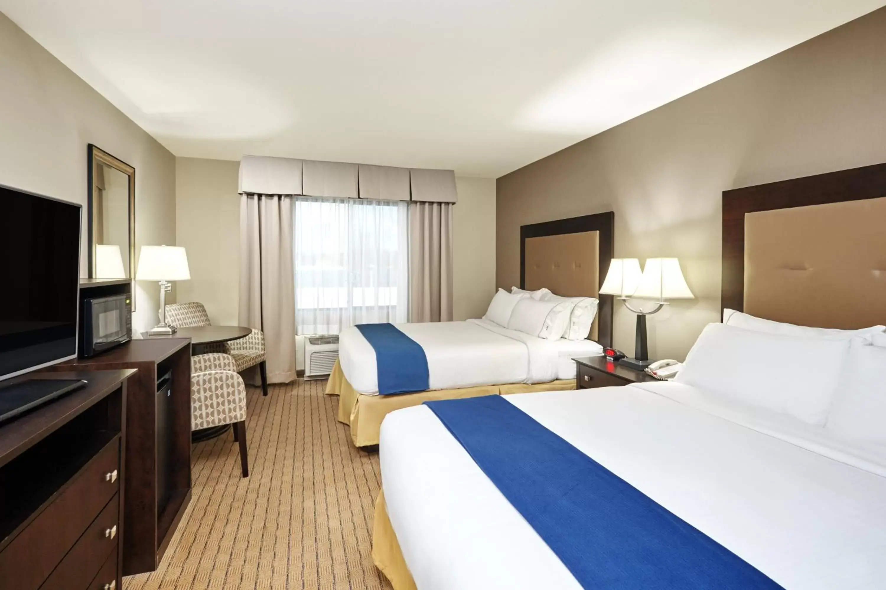 Photo of the whole room, Bed in Holiday Inn Express & Suites Madison-Verona, an IHG Hotel
