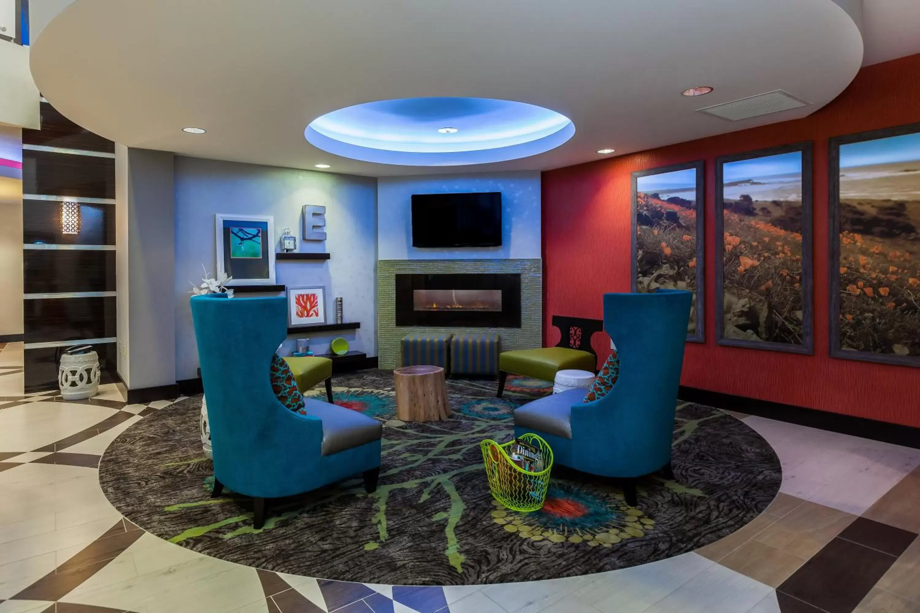 Lobby or reception in Holiday Inn Express & Suites Eureka, an IHG Hotel