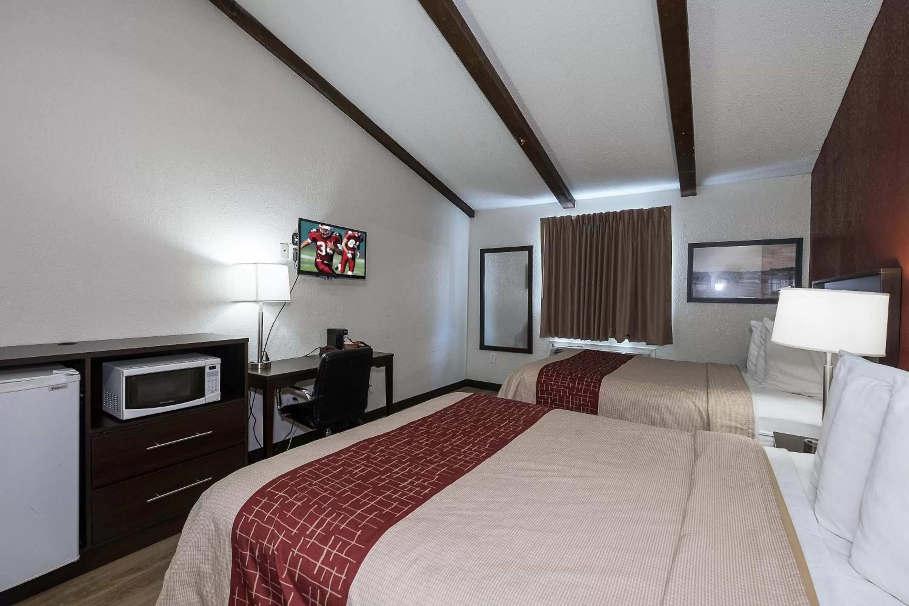 Bedroom, Bed in Red Roof Inn Lancaster Strasburg