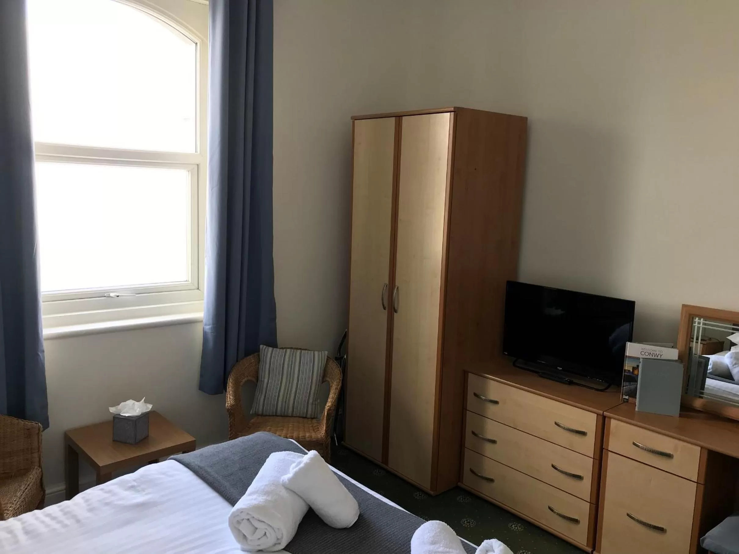 Bedroom, Bed in The Oasis Hotel