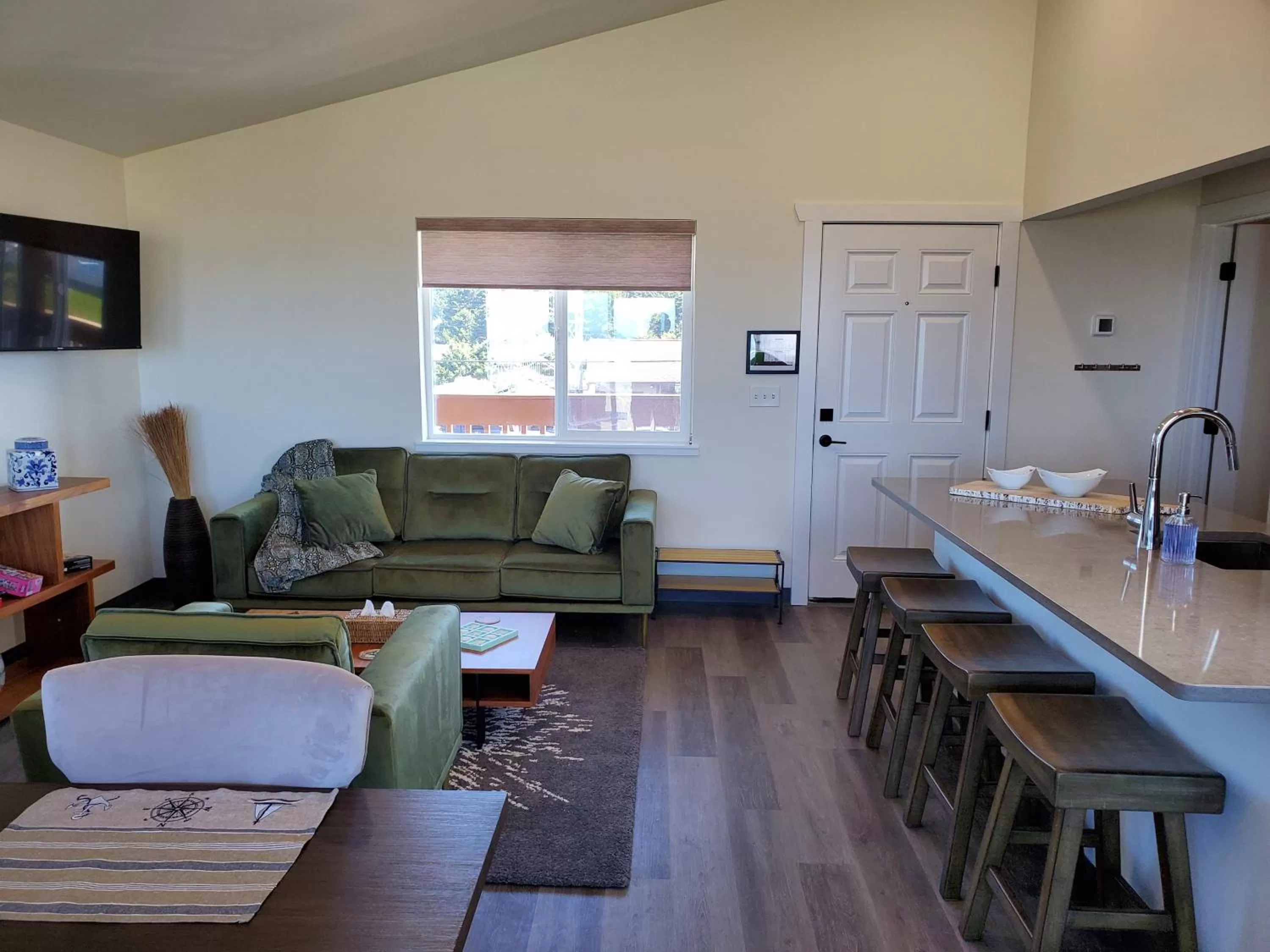 TV and multimedia, Seating Area in Moonstone Beach Motel