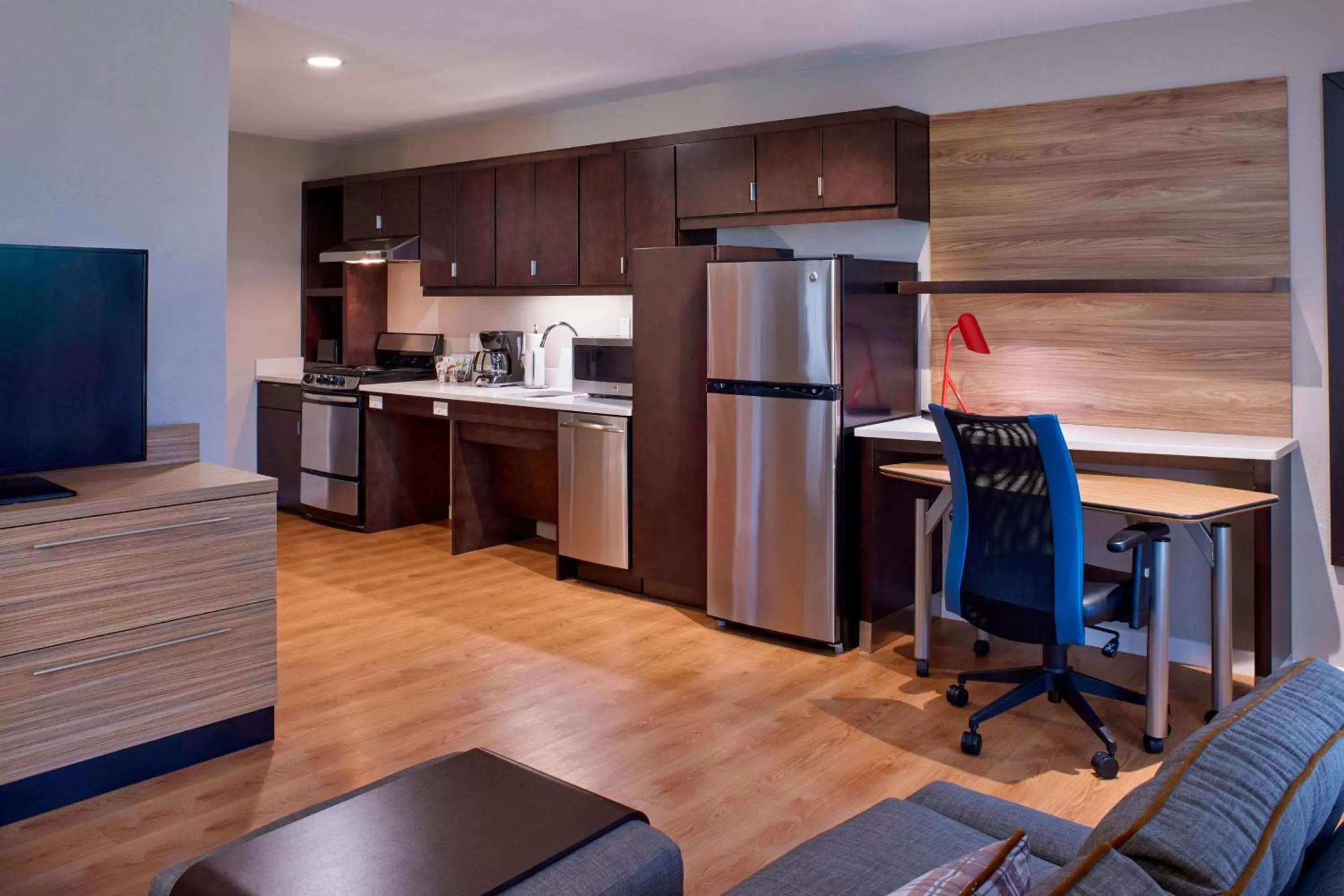 Living room, Kitchen/Kitchenette in TownePlace Suites by Marriott Richmond