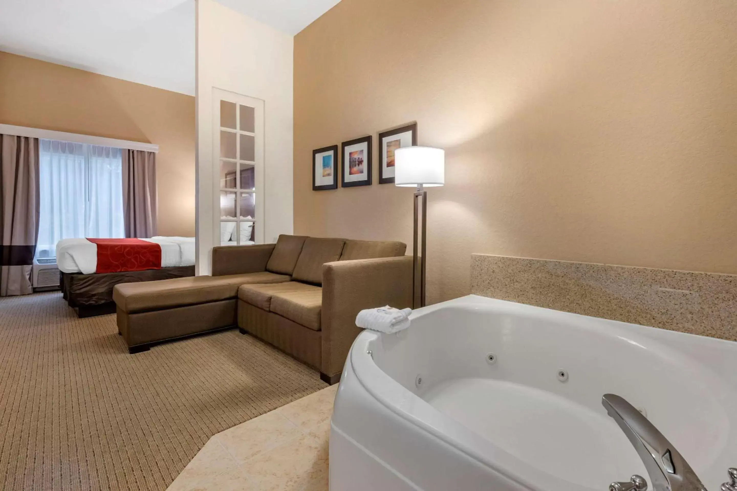 Photo of the whole room in Comfort Suites Orlando Airport