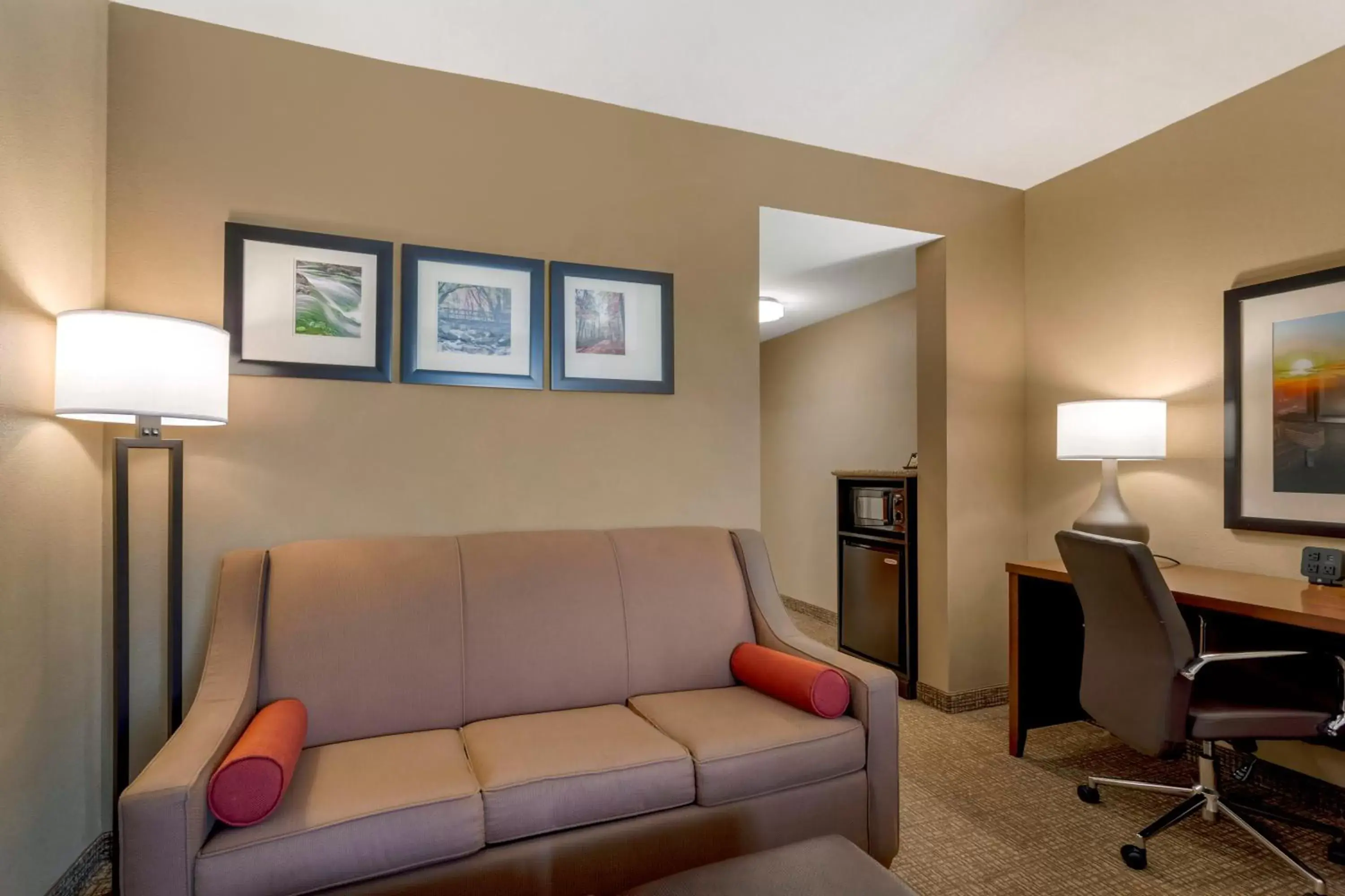 Living room, Seating Area in Comfort Suites North Knoxville