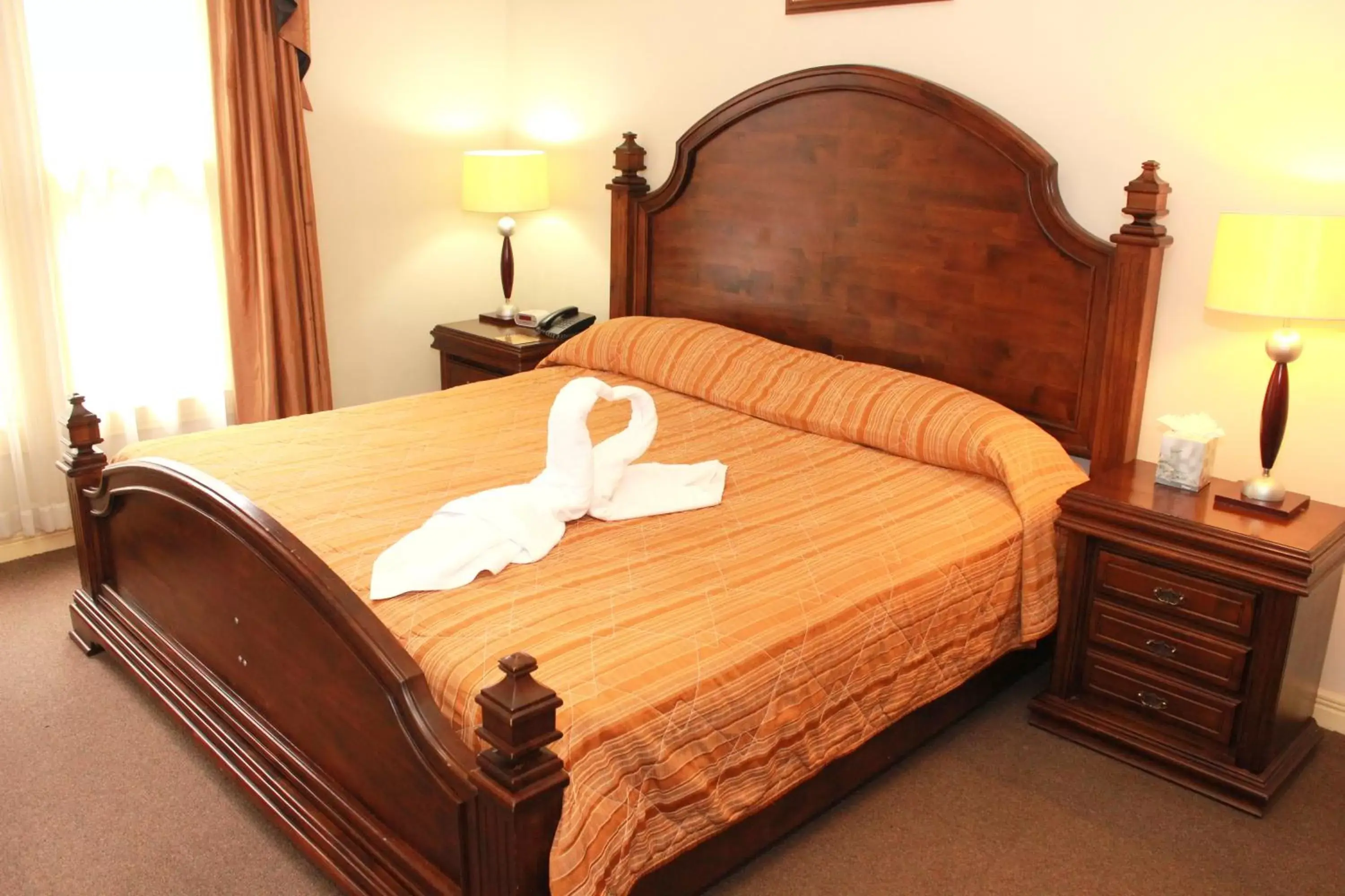 Bedroom, Bed in Sportsmens Lodge