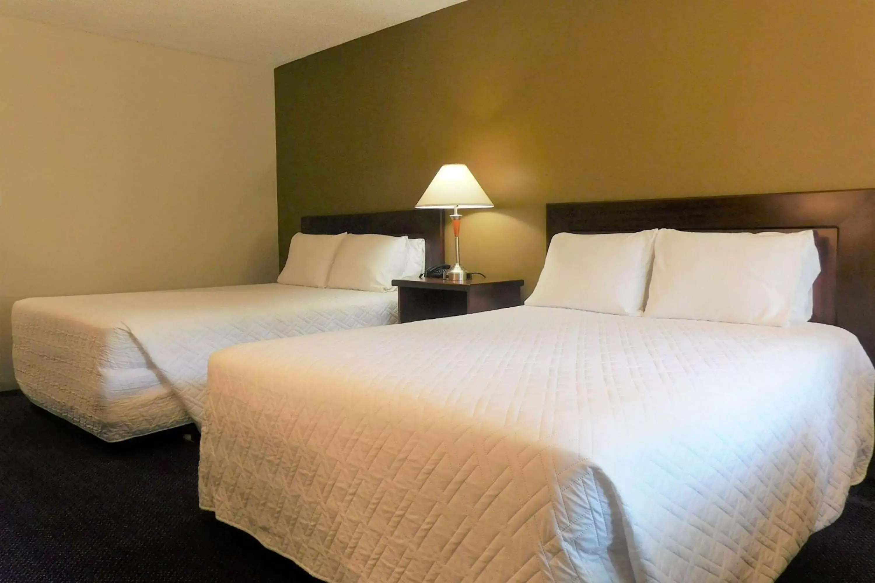 Photo of the whole room, Bed in Travelodge by Wyndham Canyonville