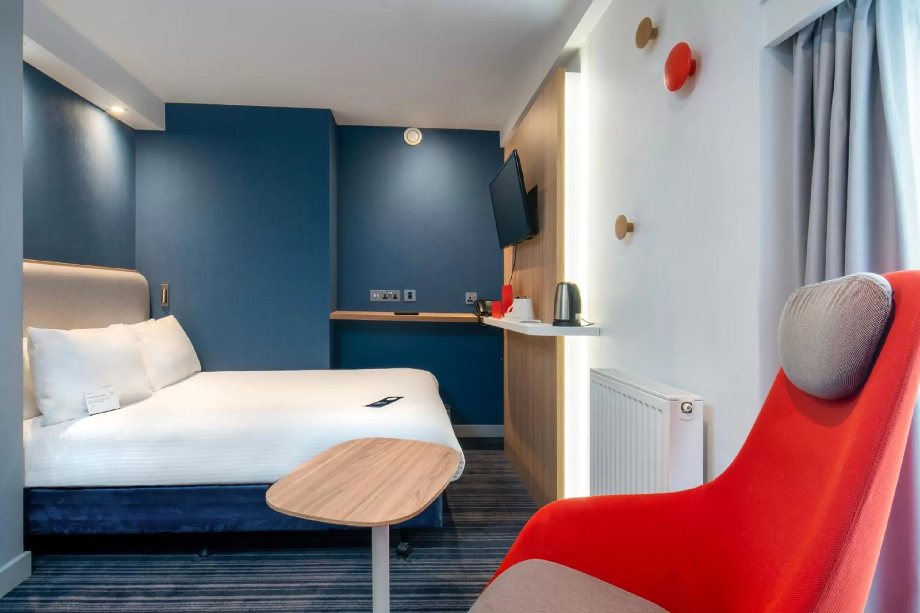 Bedroom, Bed in Holiday Inn Express Southwark, an IHG Hotel