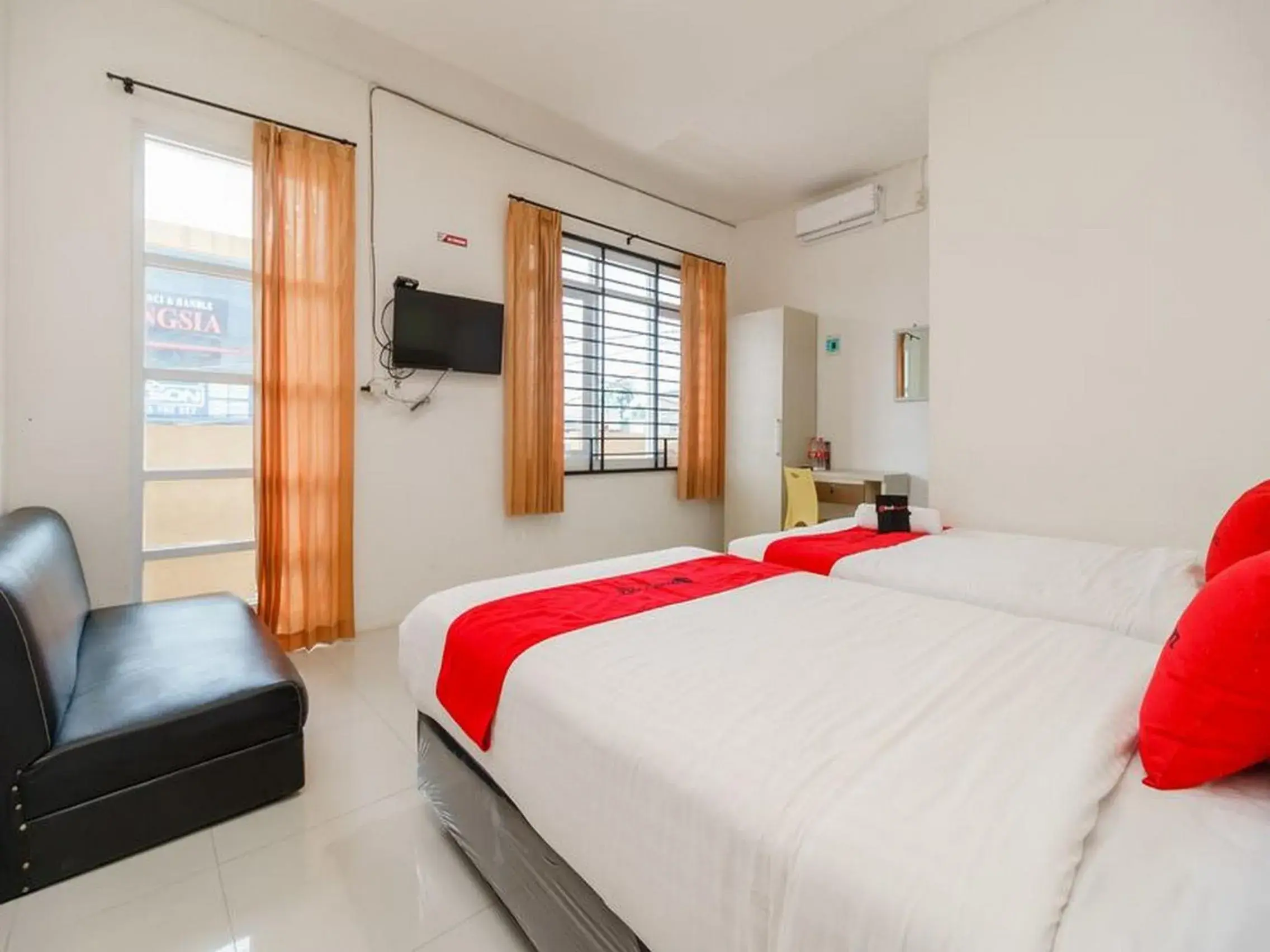 Bedroom, Bed in RedDoorz near Palembang Trade Center