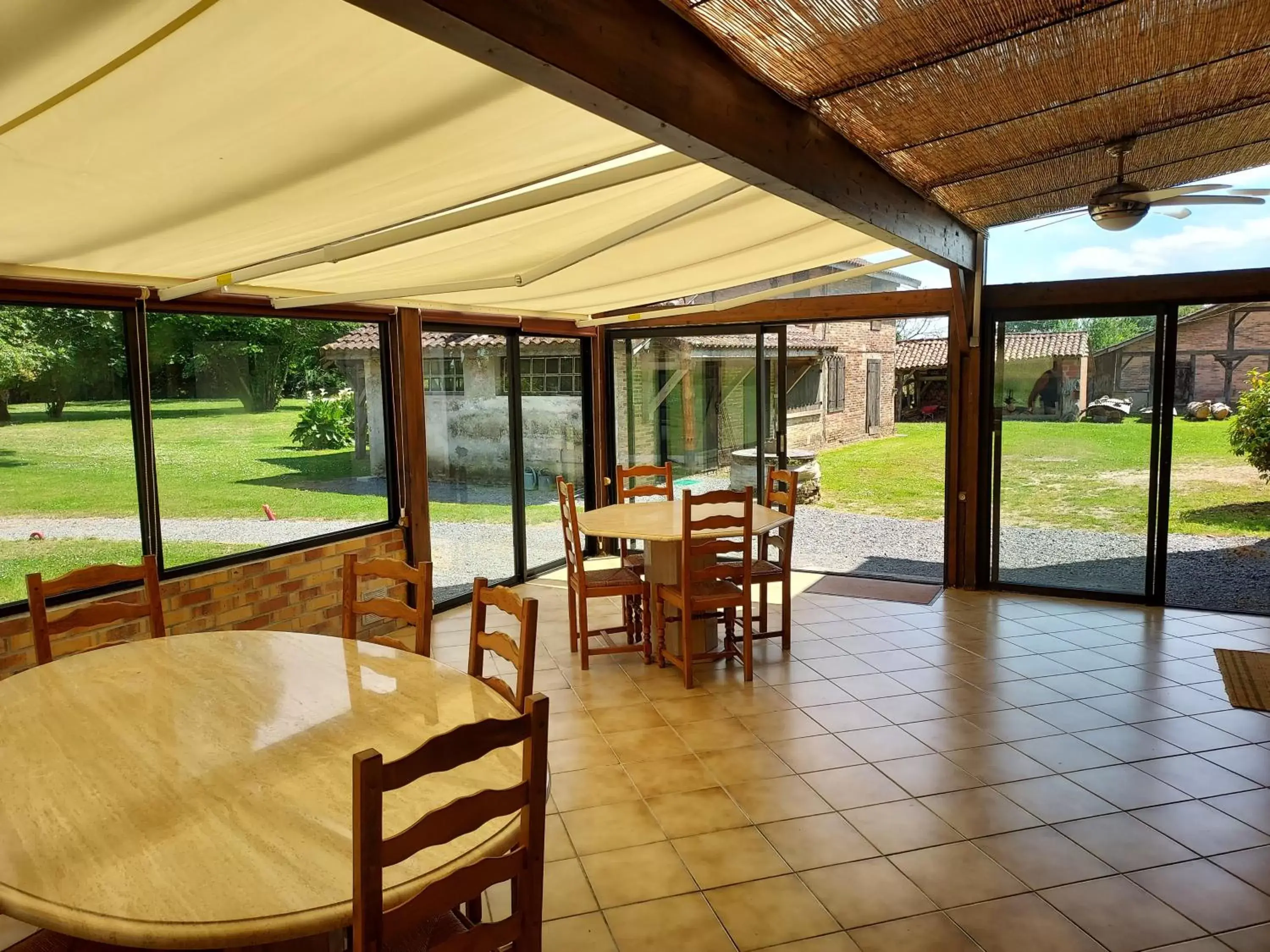 Dining area in maison d'hôtes labastide