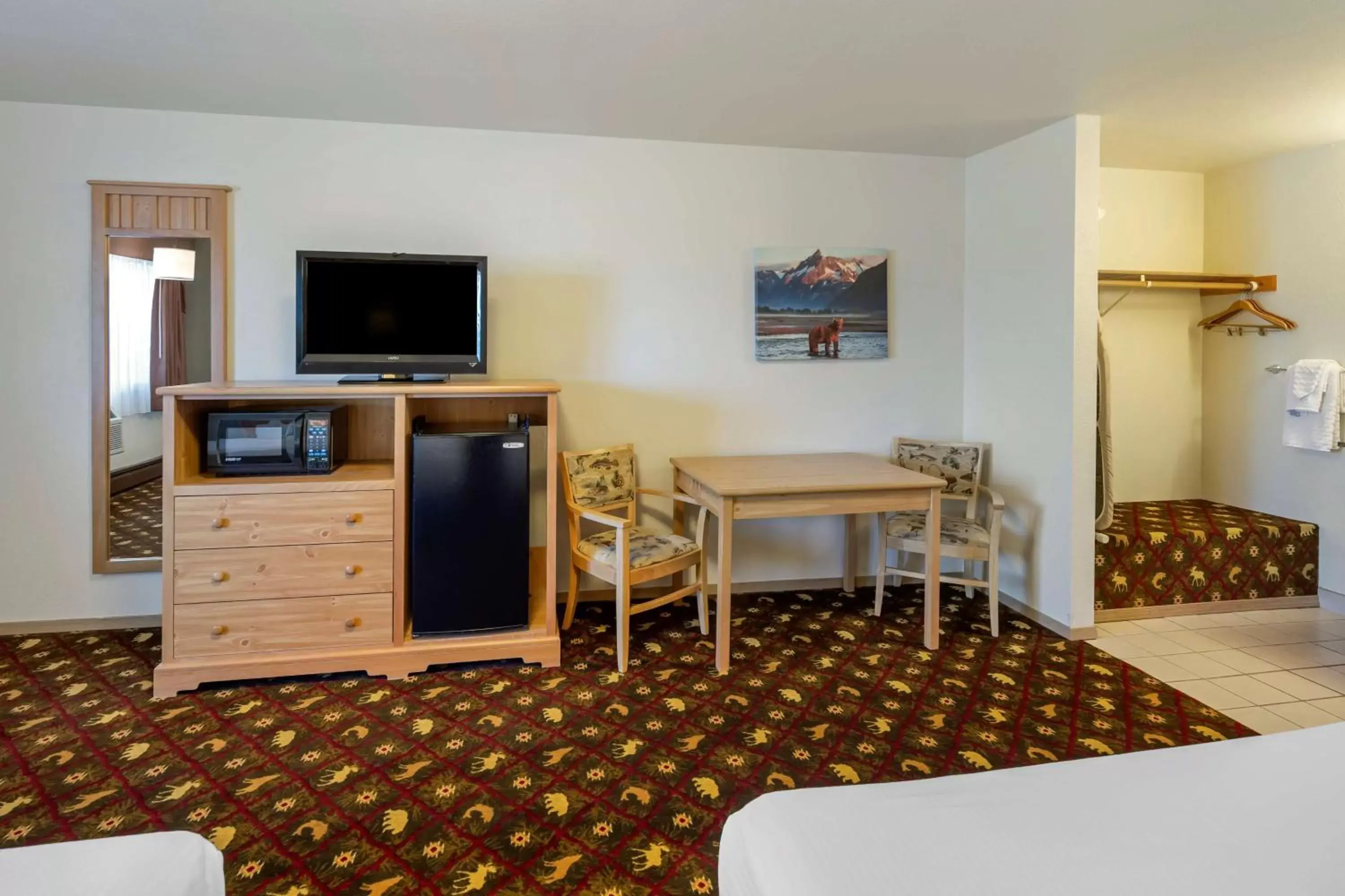 Bedroom, TV/Entertainment Center in Best Western King Salmon Inn