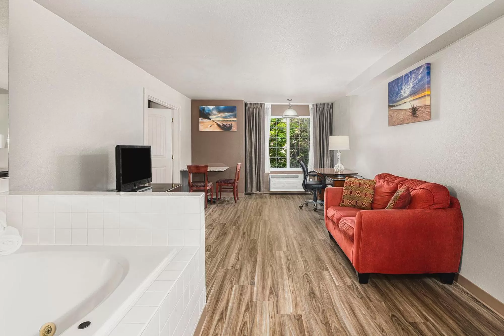 Hot Tub in The Ashley Inn & Suites