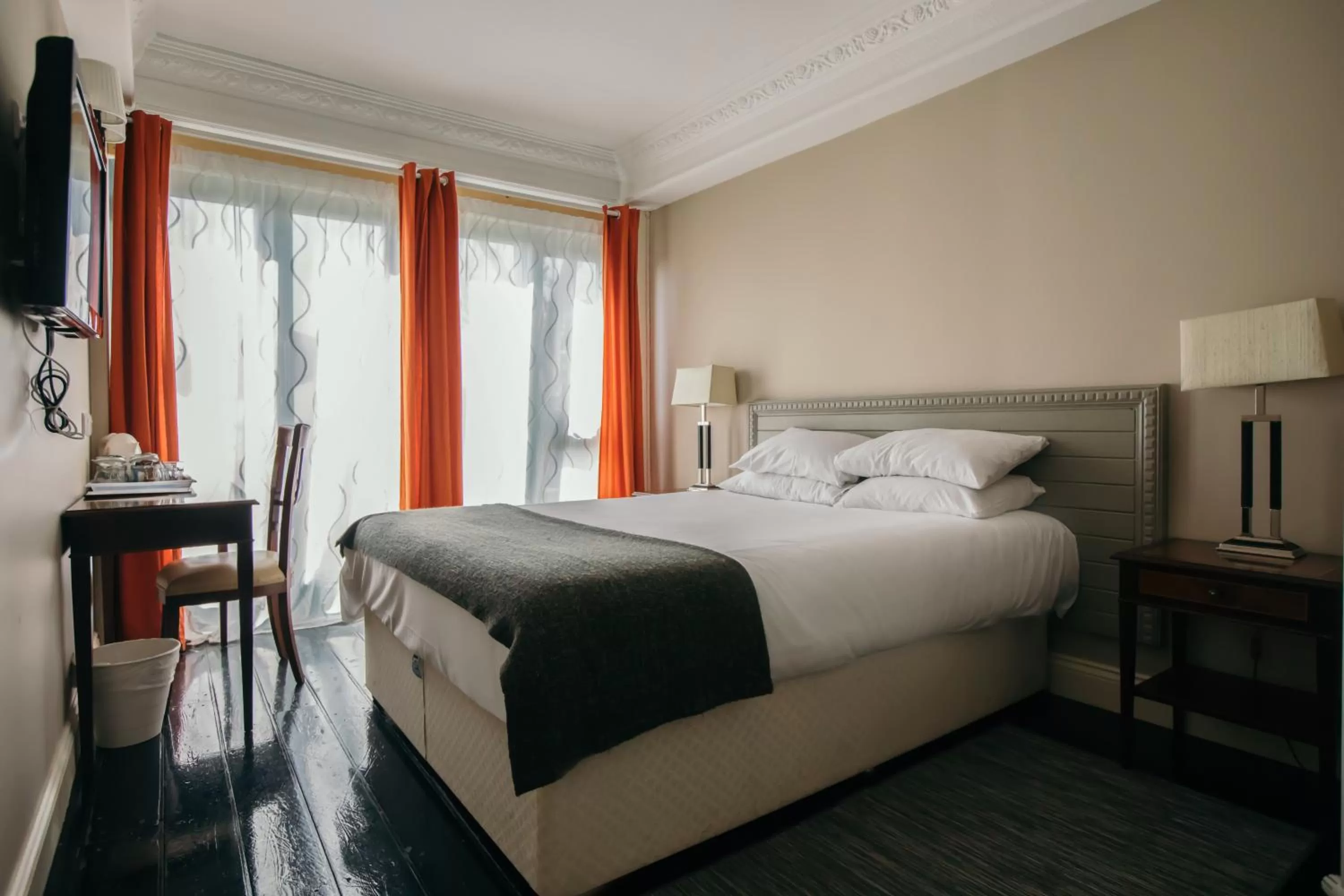 Bedroom, Bed in Royal Hotel, Bar & Grill