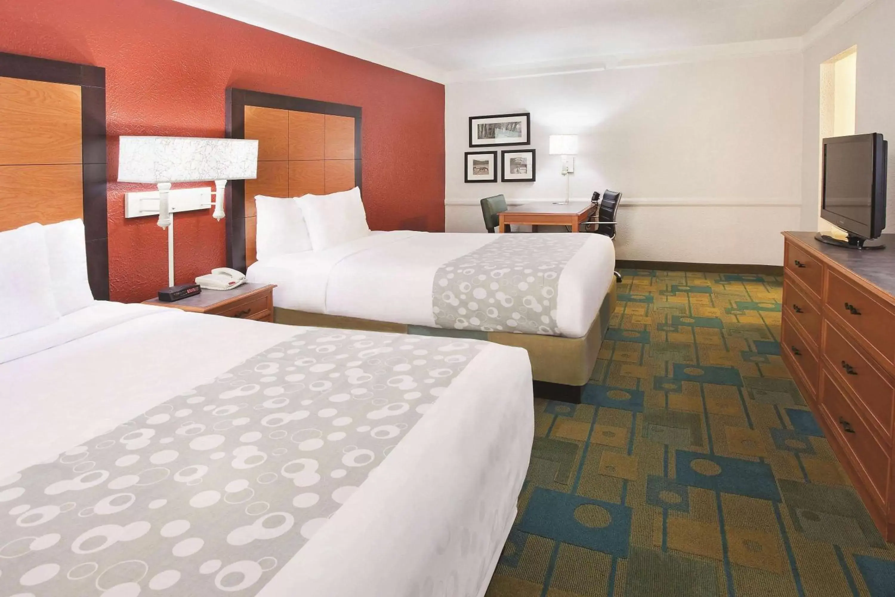 Photo of the whole room, Bed in Howard Johnson by Wyndham Columbus Fort Benning