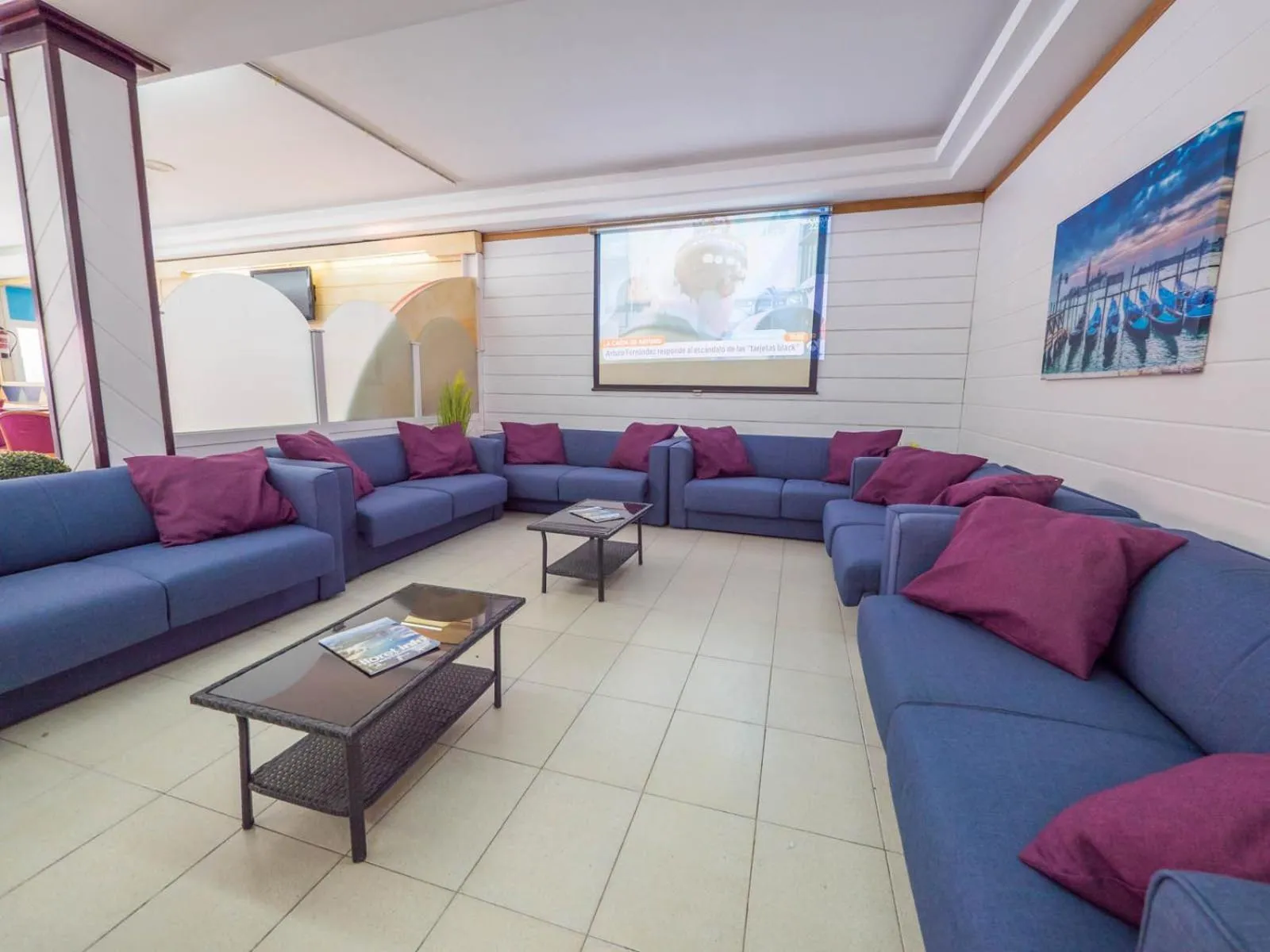 Communal lounge/ TV room in Hotel Golden Sand