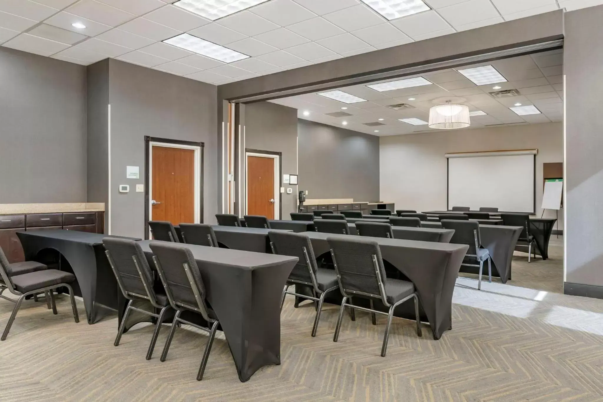 Meeting/conference room in Holiday Inn Louisville Airport South, an IHG Hotel