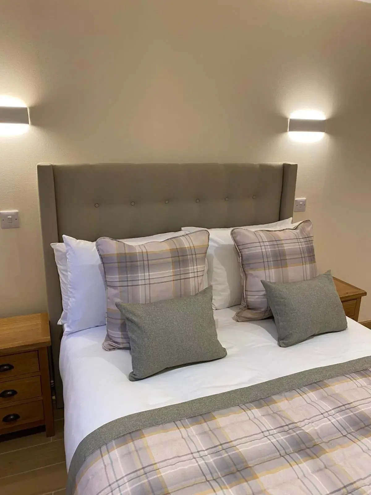 Bedroom, Bed in Waverley Inn Apartments