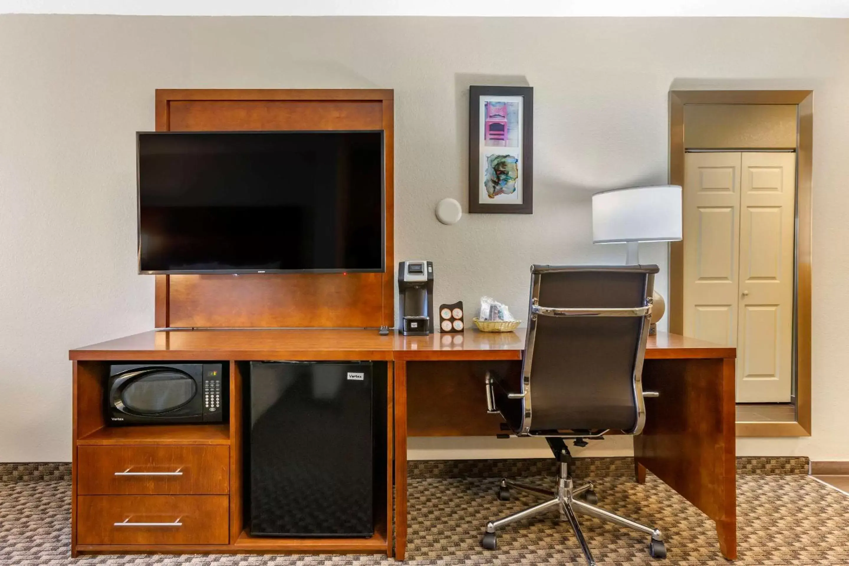 Photo of the whole room, TV/Entertainment Center in Comfort Suites Phoenix Airport