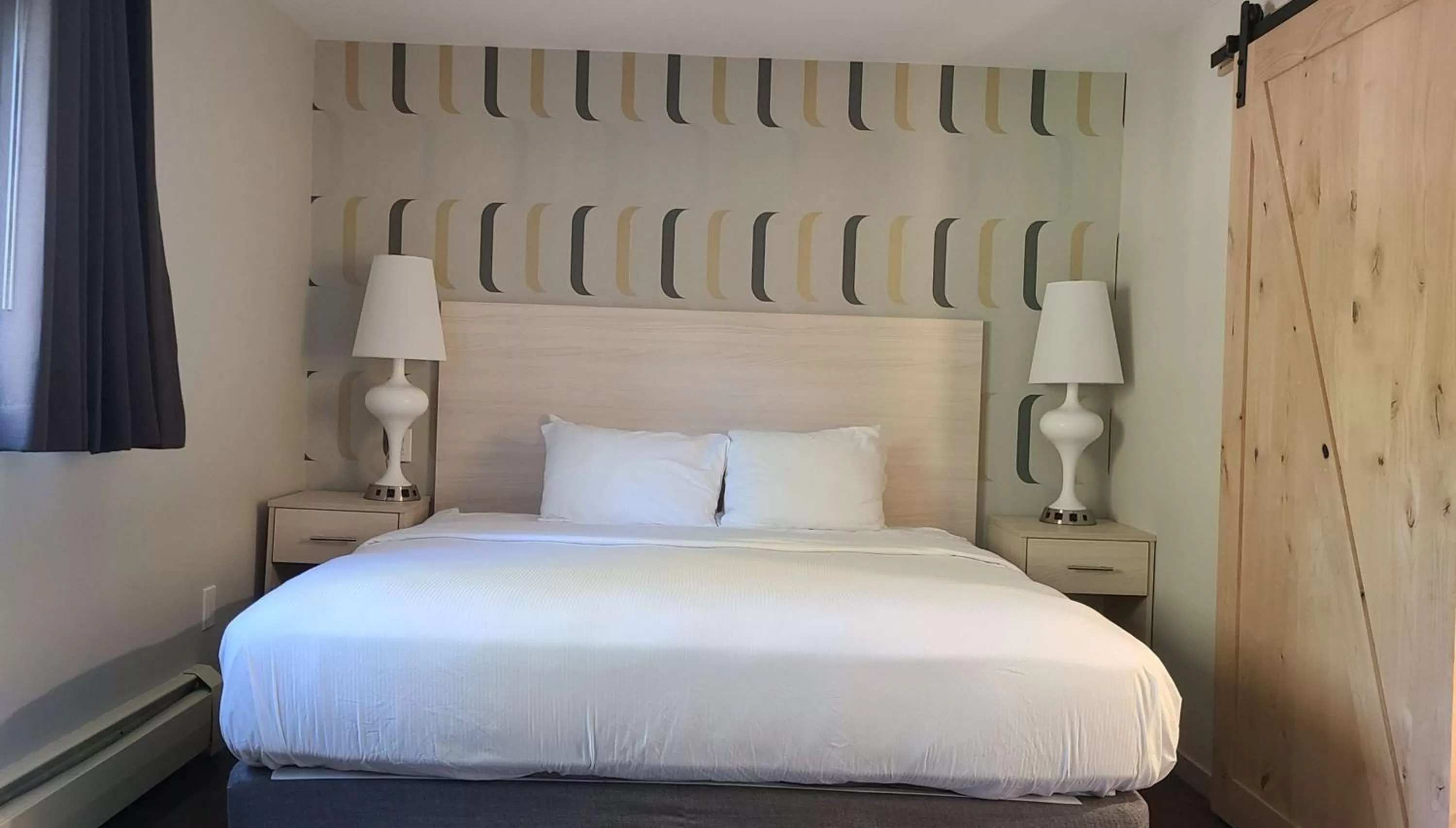 Photo of the whole room, Bed in Woodwards White Mountain Resort, BW Signature Collection