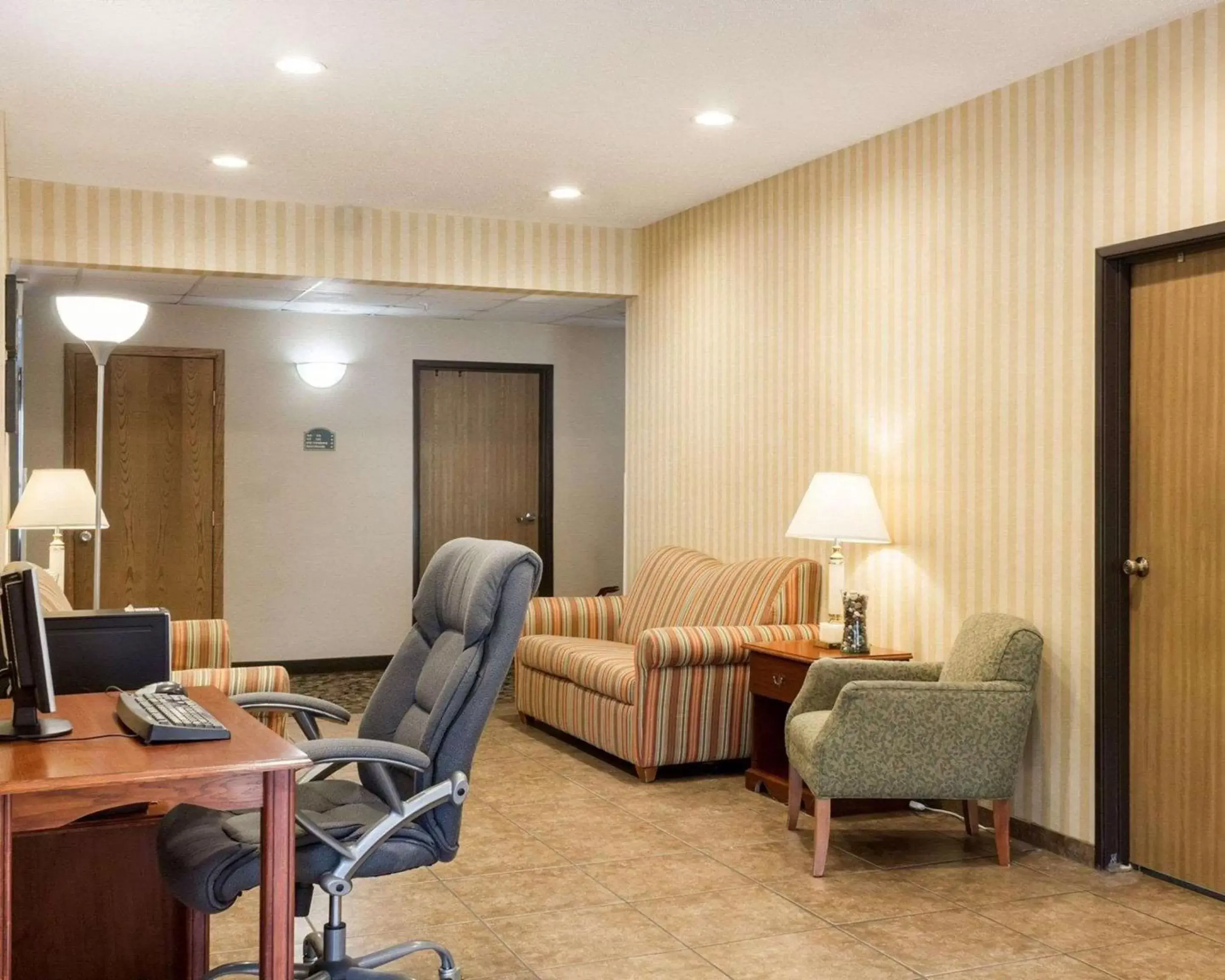 Lobby or reception, Seating Area in Quality Inn Brookings-University