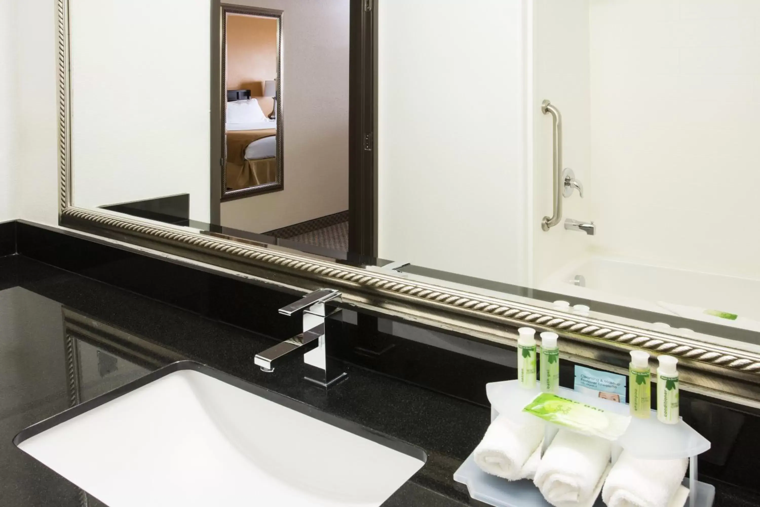 Bedroom, Bathroom in Holiday Inn Express Pendleton, an IHG Hotel