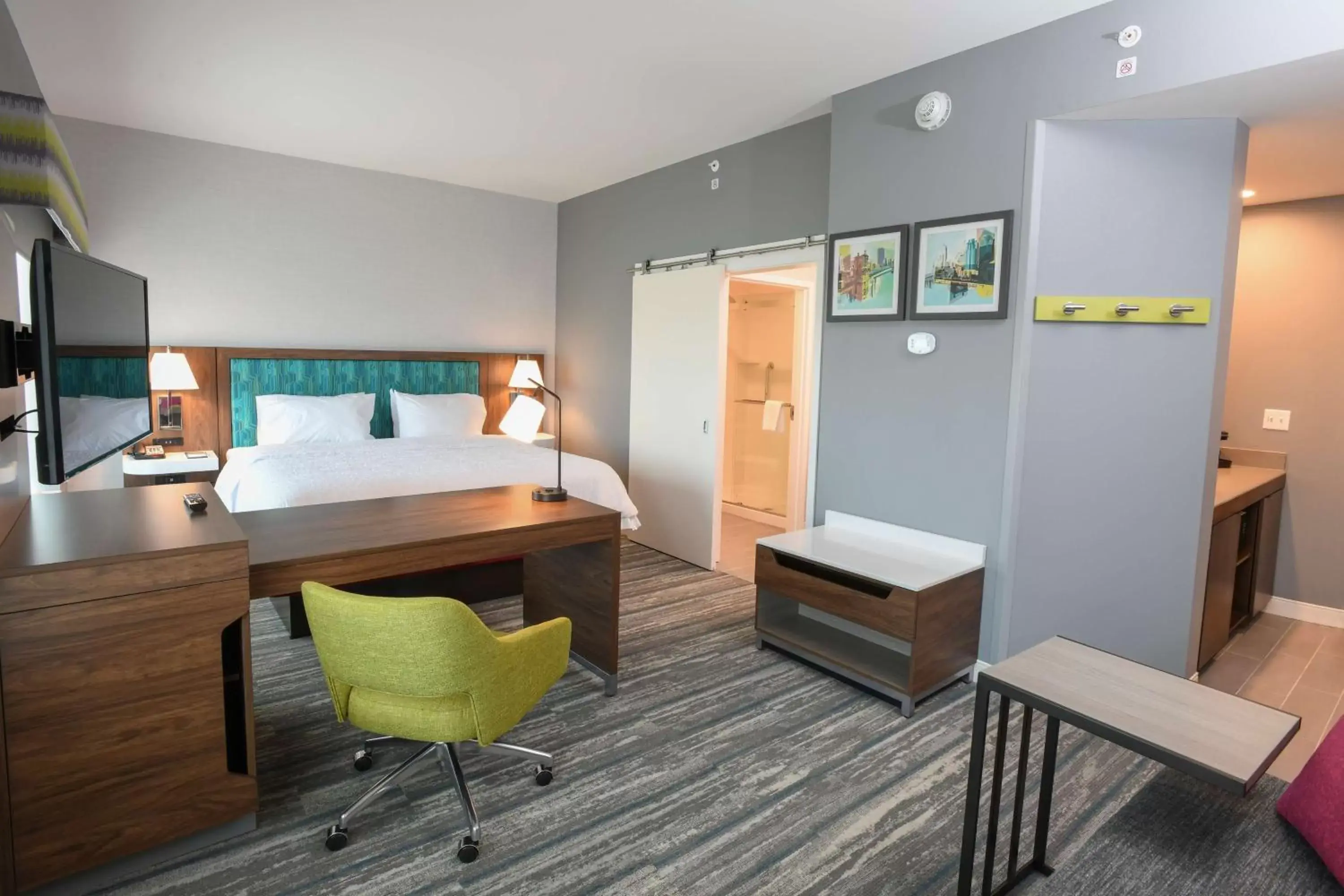 Bedroom, Bed in Hampton Inn & Suites Cincinnati Liberty Township