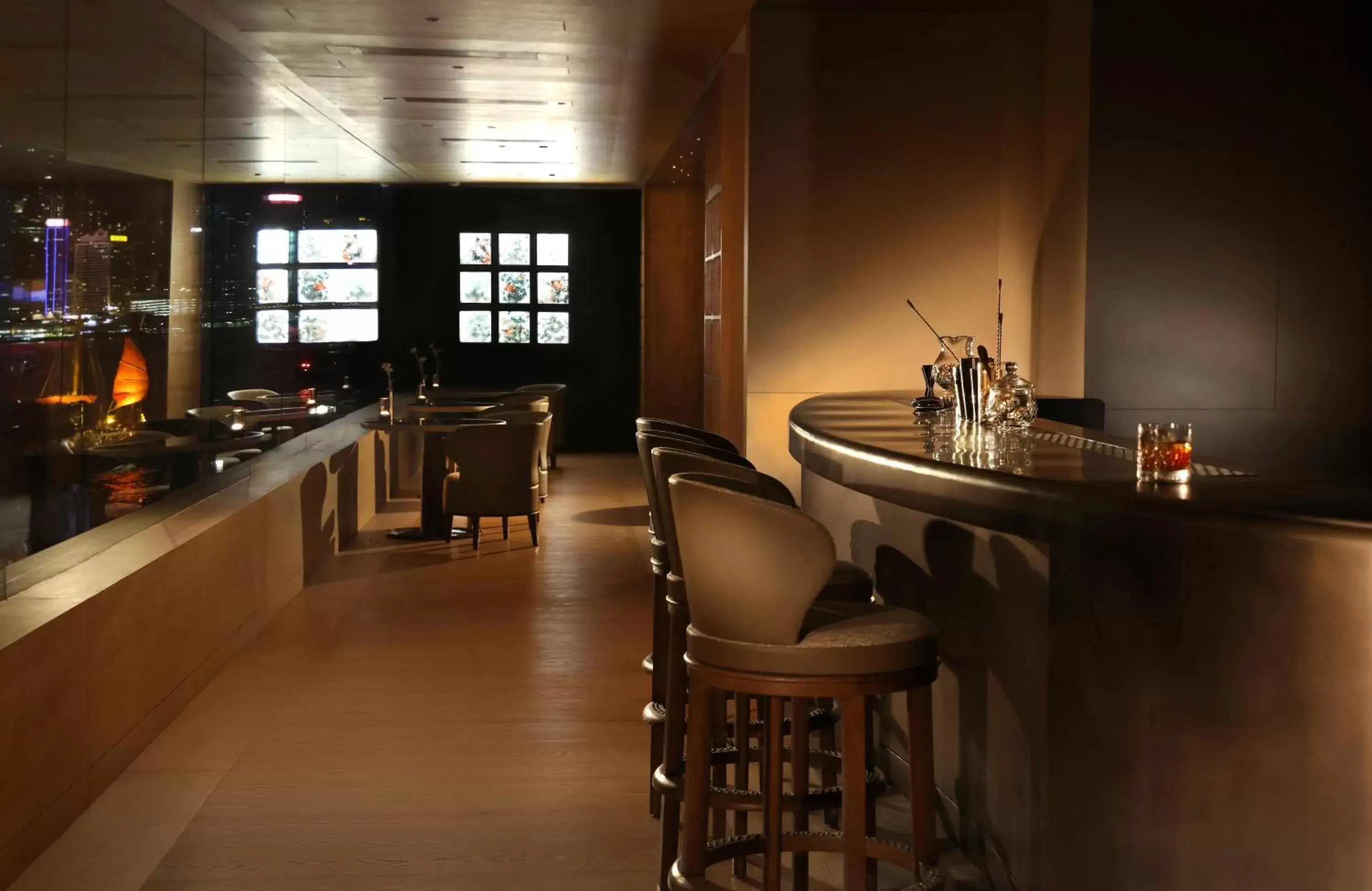 Lounge or bar in Regent Hong Kong Lounge or bar in Regent Hong Kong