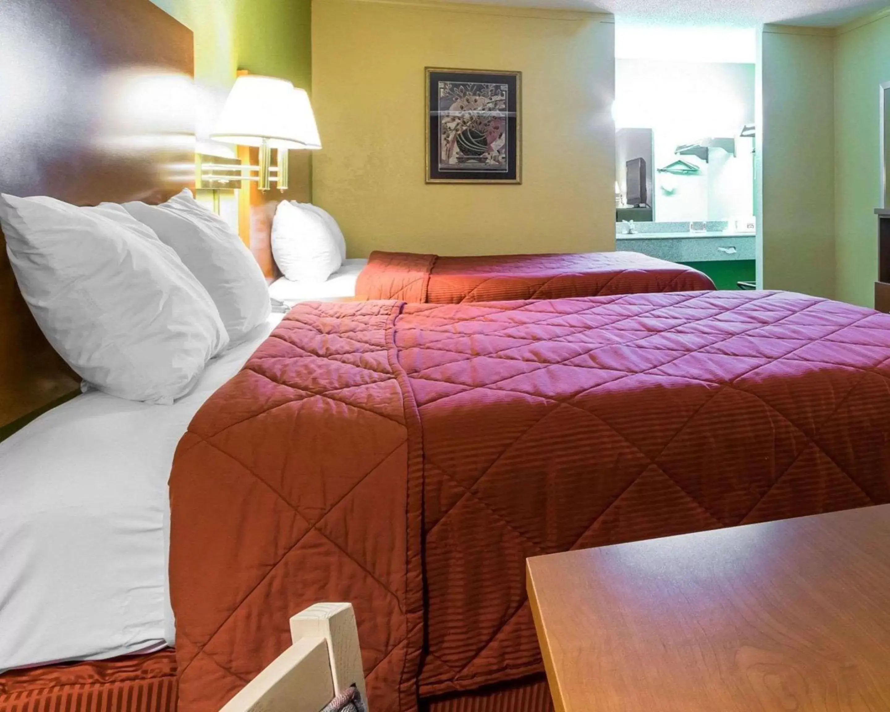 Photo of the whole room, Bed in Econo Lodge Franklin