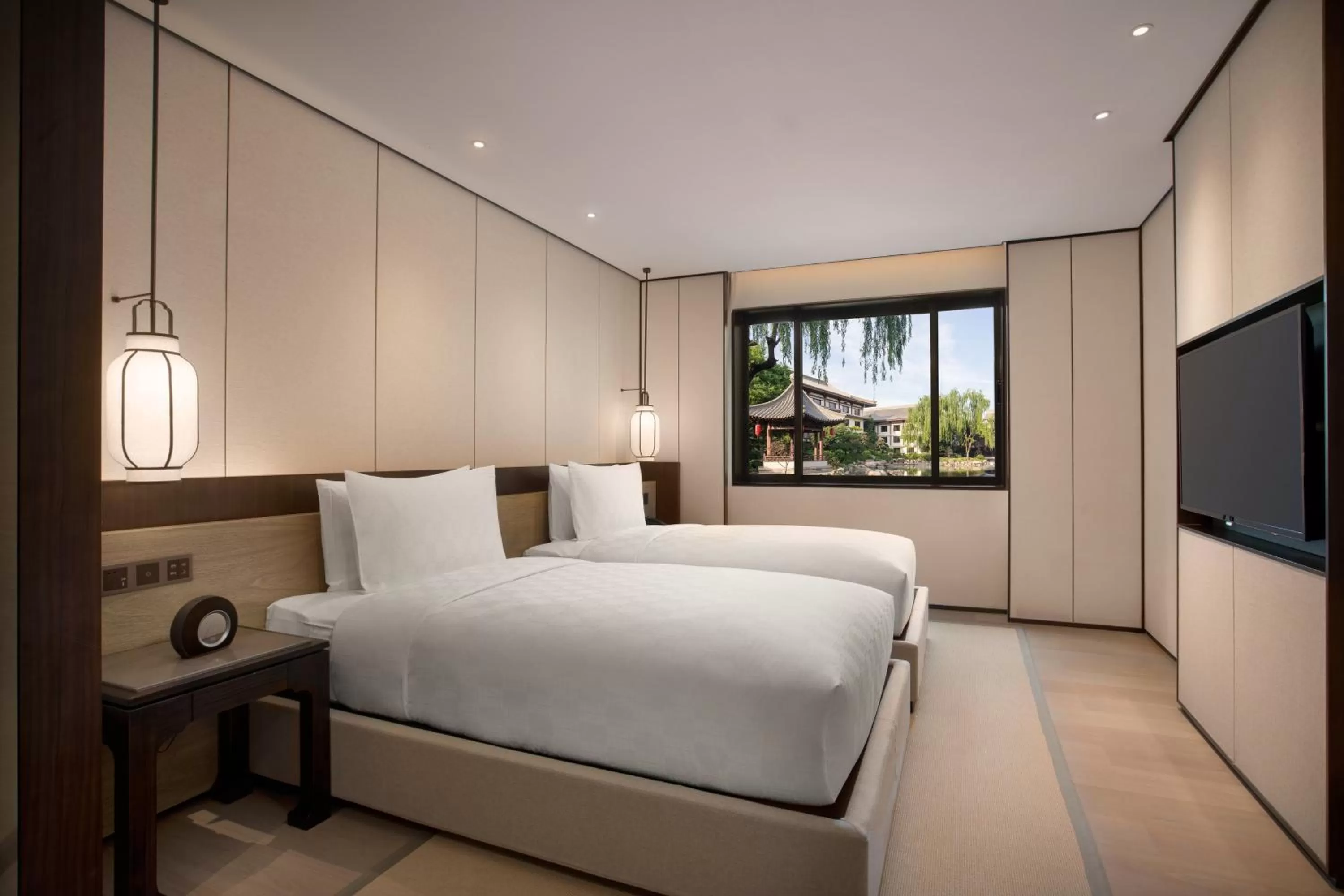 Photo of the whole room, Bed in HUALUXE Xi'an Tanghua by IHG