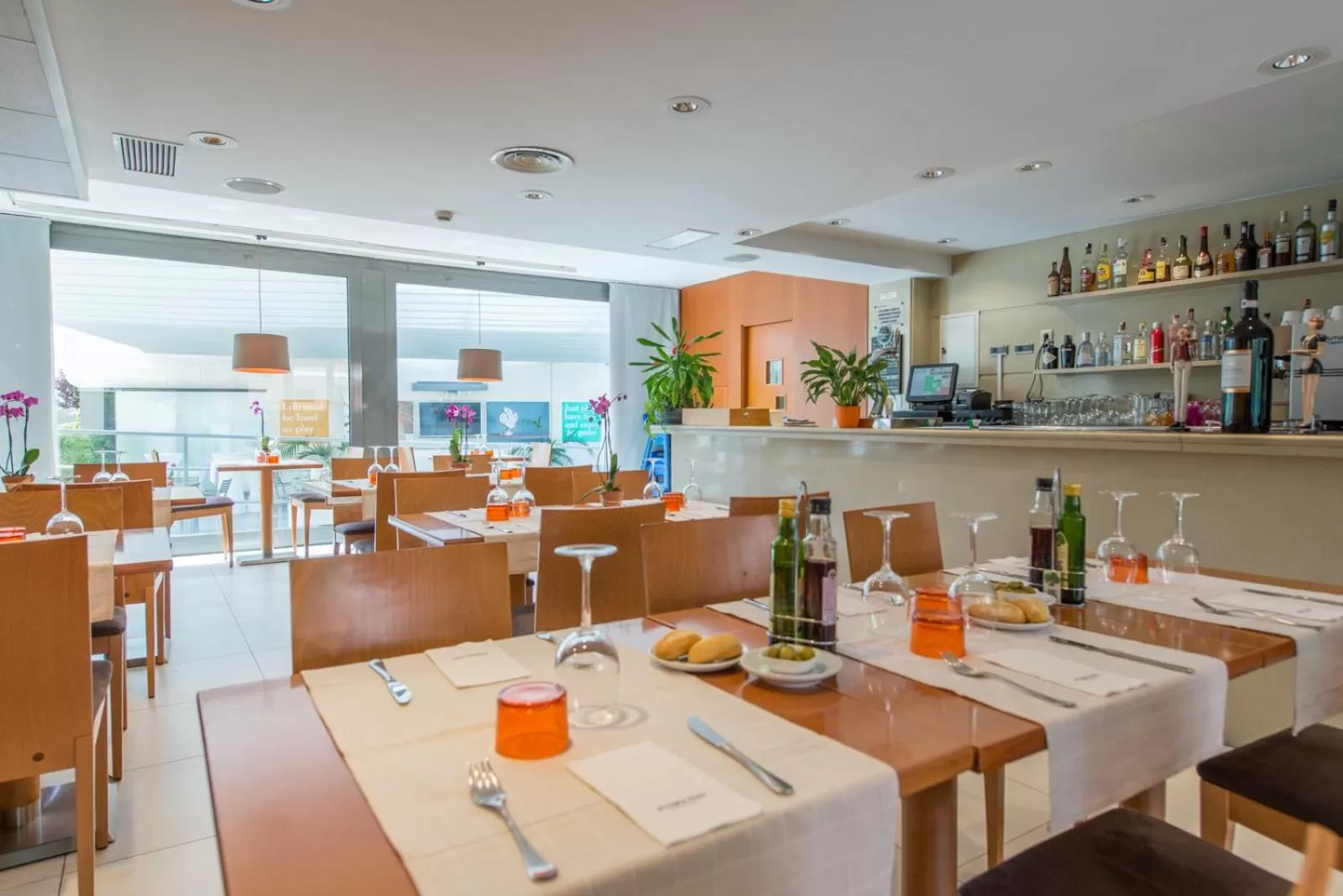 Restaurant/places to eat in Atenea Park Suites & Apartments