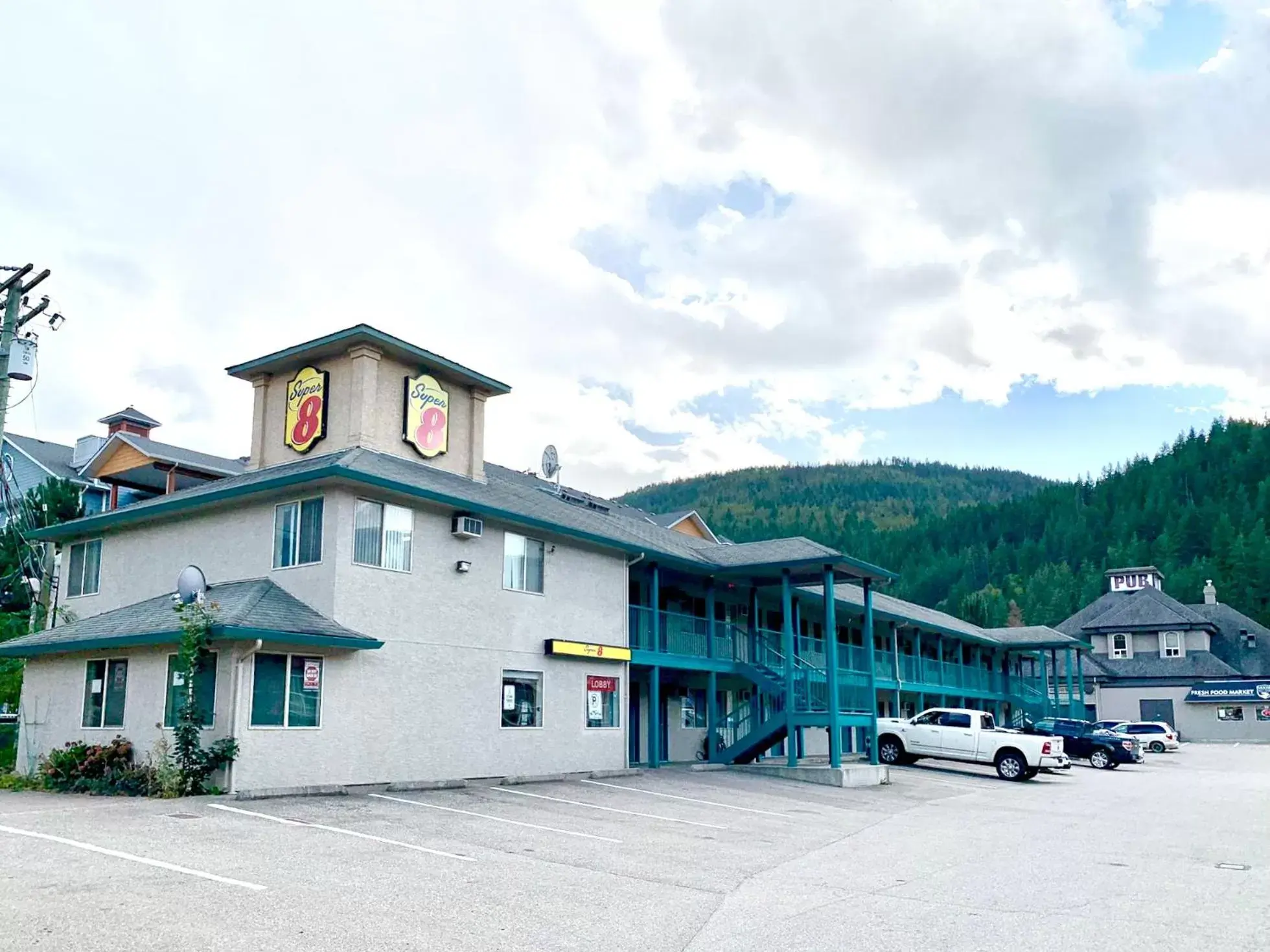 Property Building in Super 8 by Wyndham Sicamous