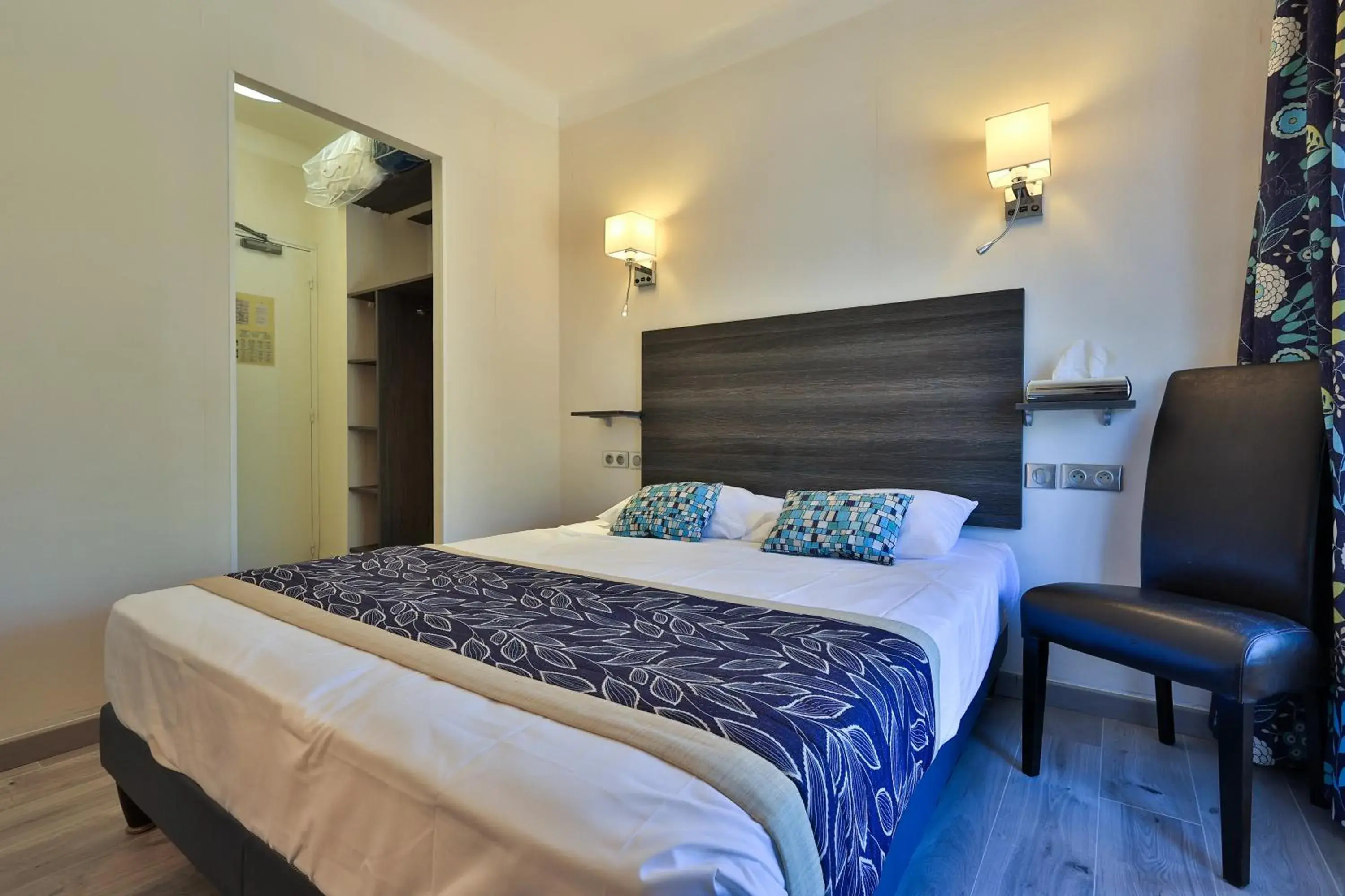 Bedroom, Bed in Logis Hotel des Cayrons