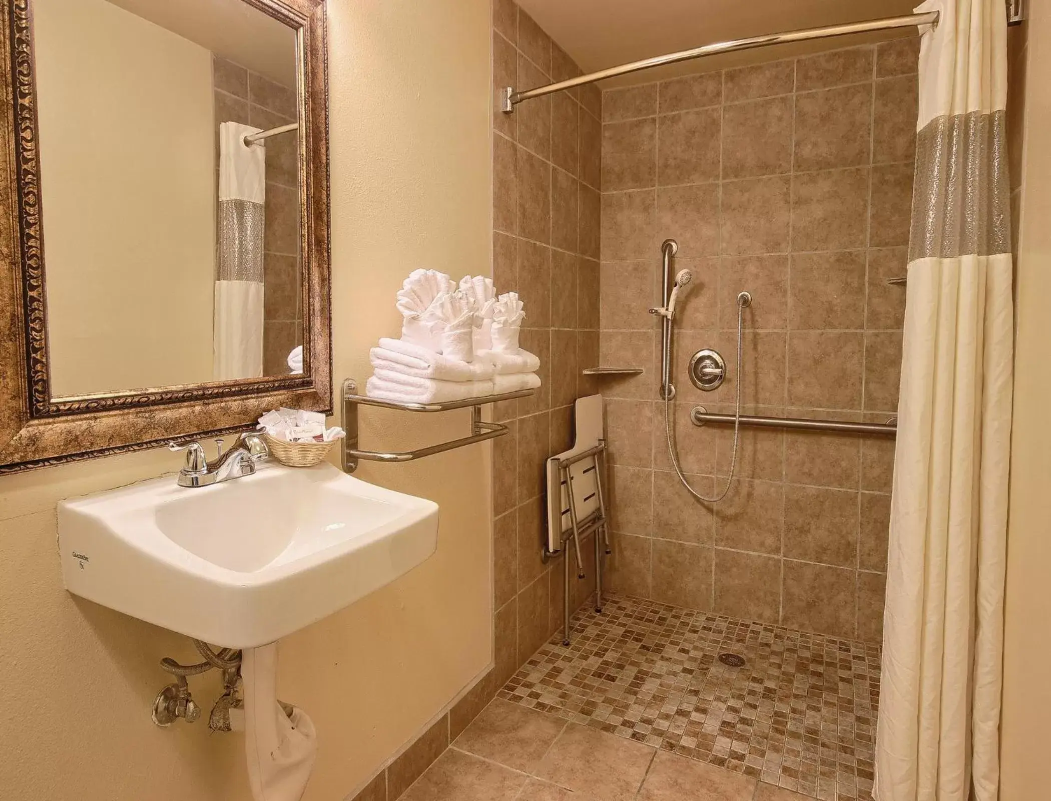 Shower, Bathroom in Silver Surf Motel