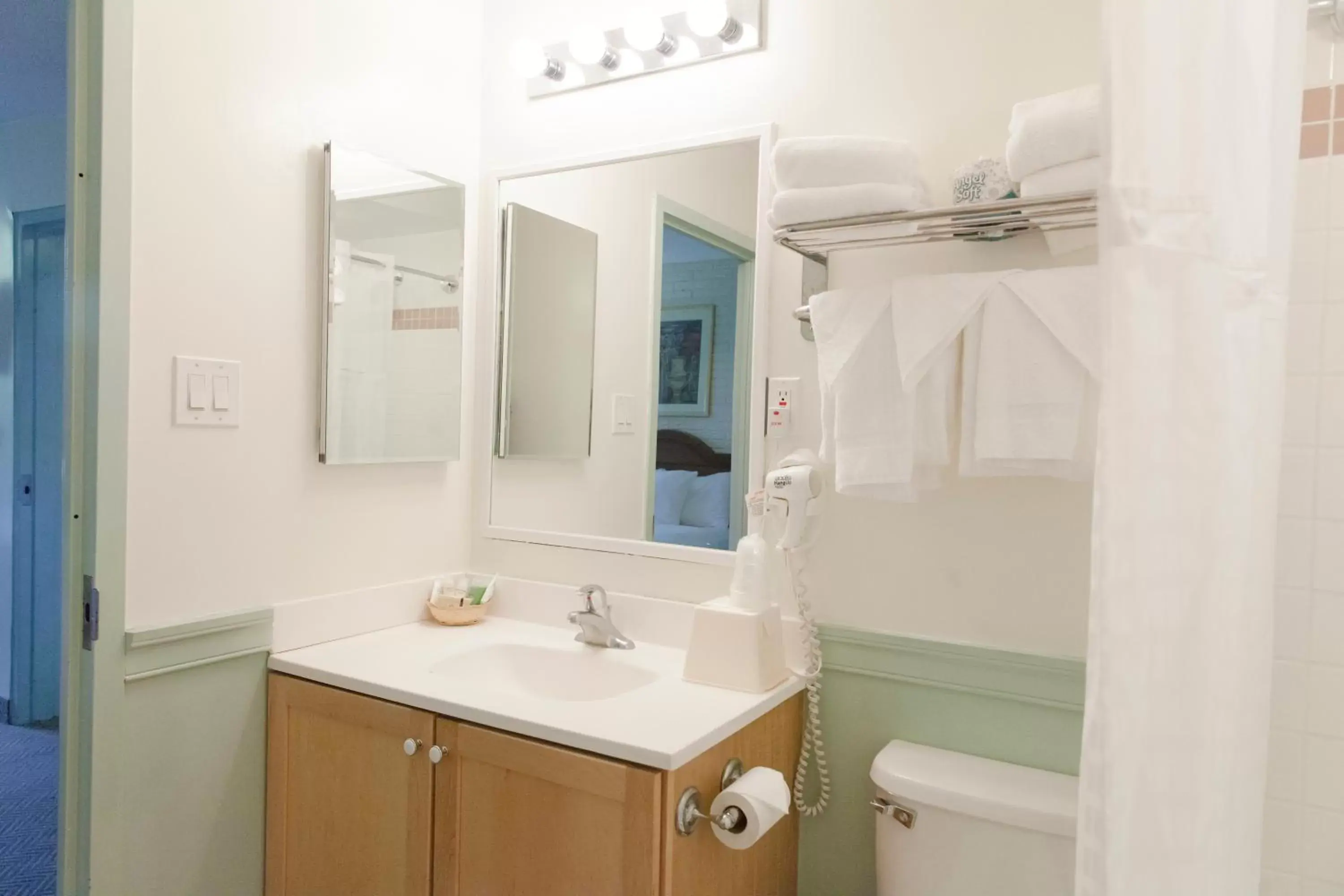 Bedroom, Bathroom in Inns of Virginia Arlington