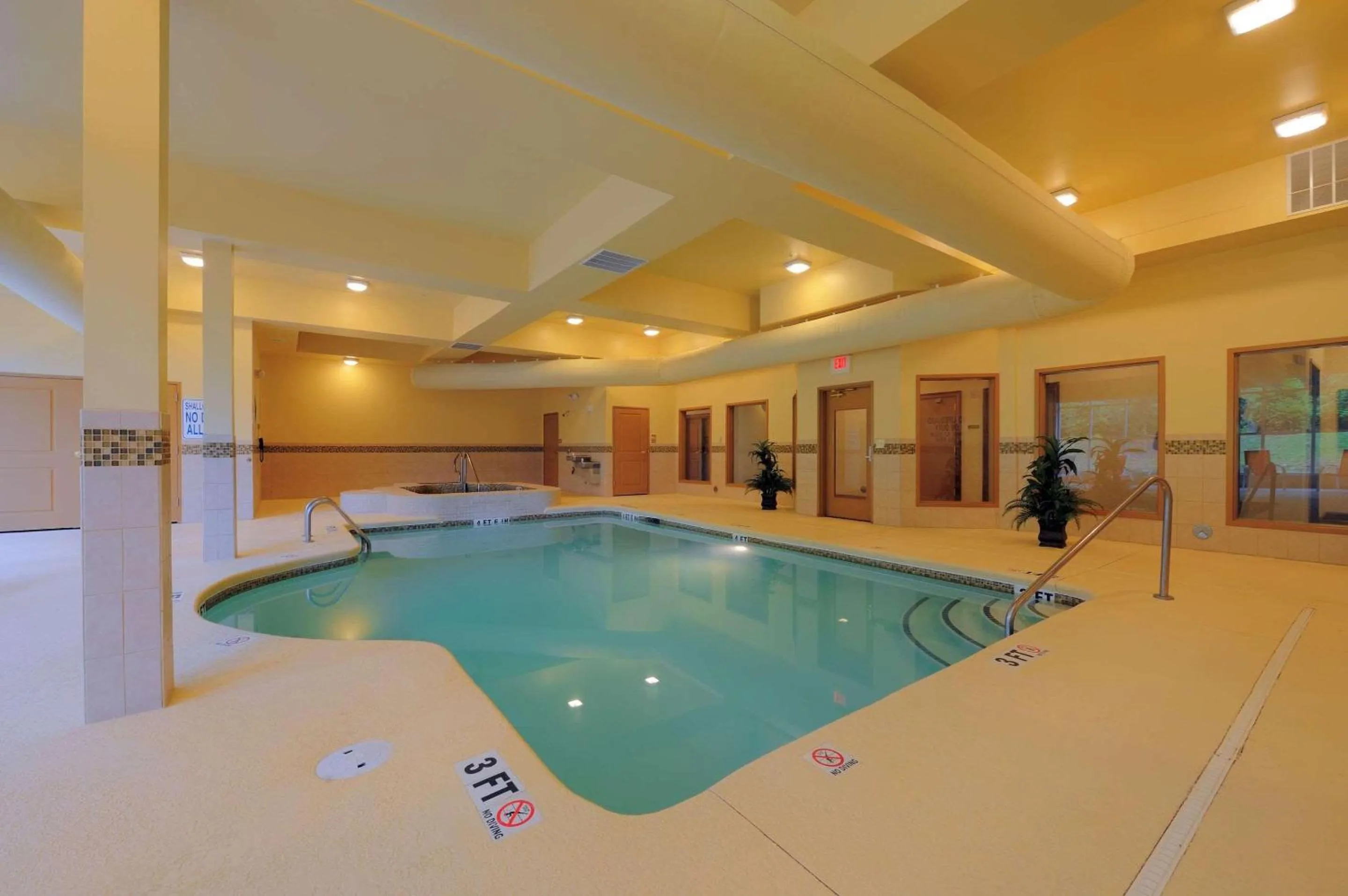 Swimming pool in Country Inn & Suites by Radisson, Columbia at Harbison, SC