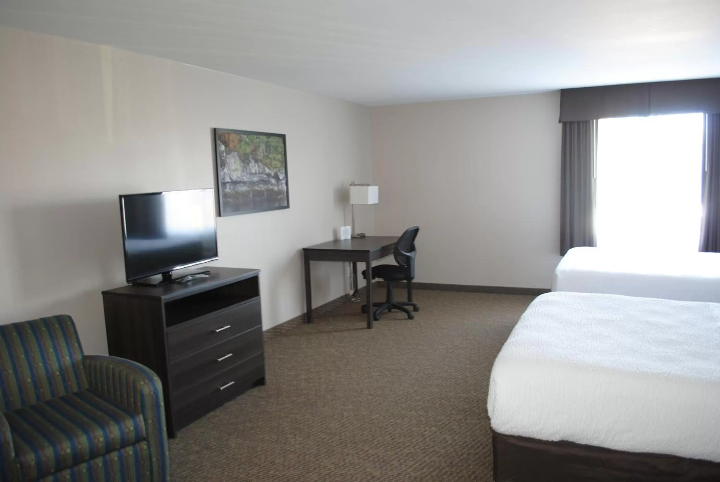 TV/Entertainment Center in Days Inn & Suites by Wyndham Lindsay
