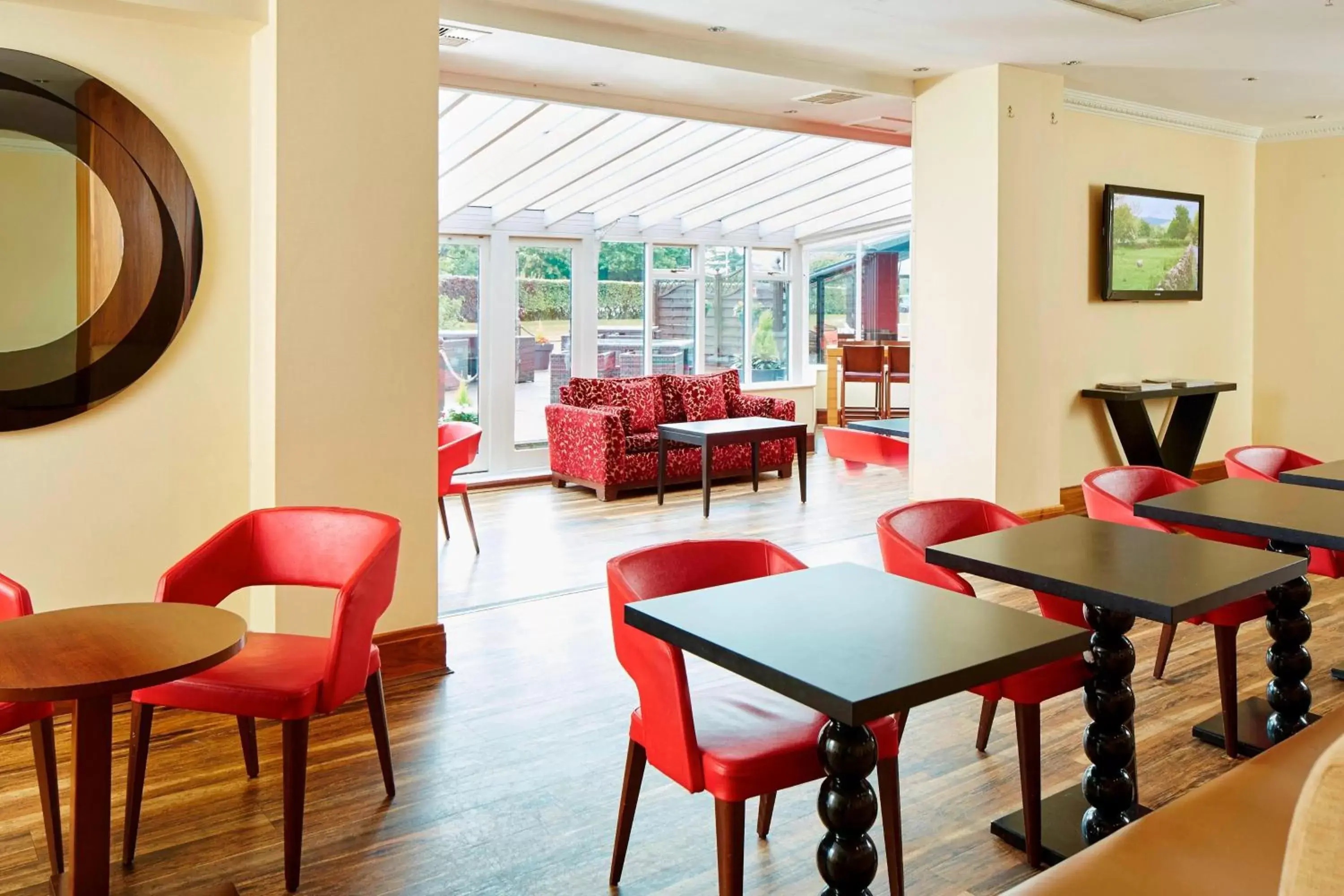 Lounge or bar, Lounge/Bar in Delta Hotels by Marriott Peterborough