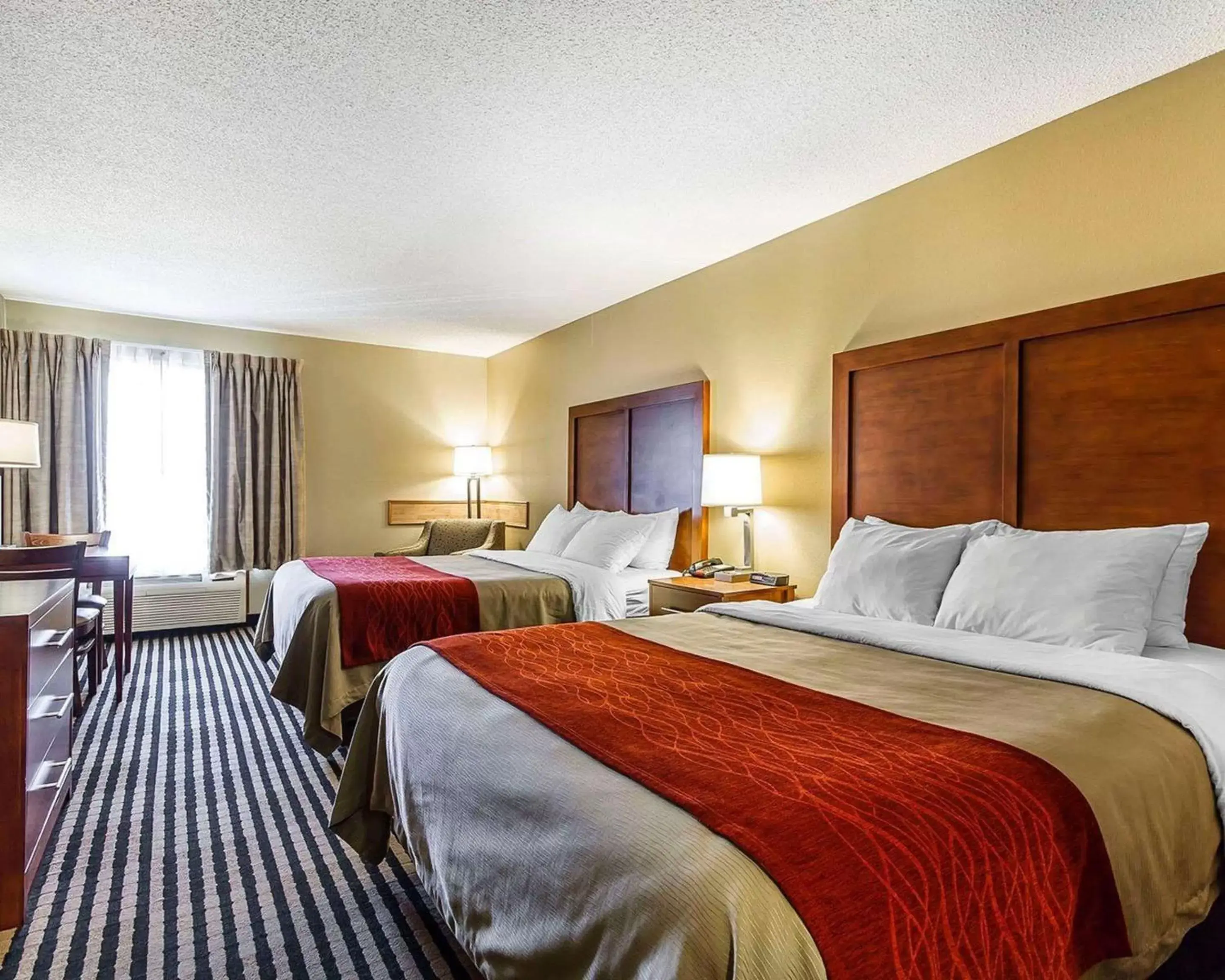 Photo of the whole room, Bed in Comfort Inn Owatonna near Medical Center