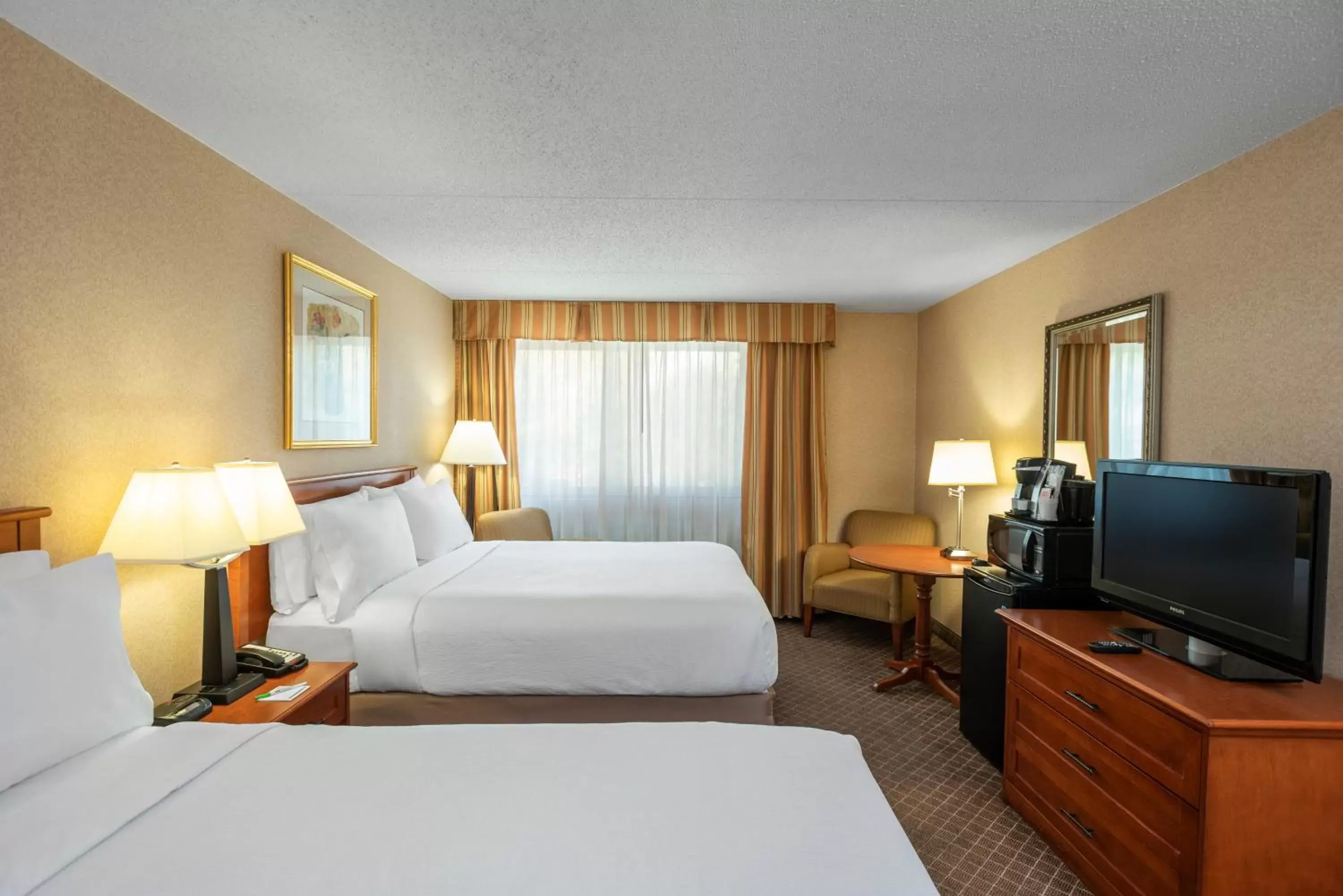 Photo of the whole room, TV/Entertainment Center in Holiday Inn Laval Montreal, an IHG Hotel