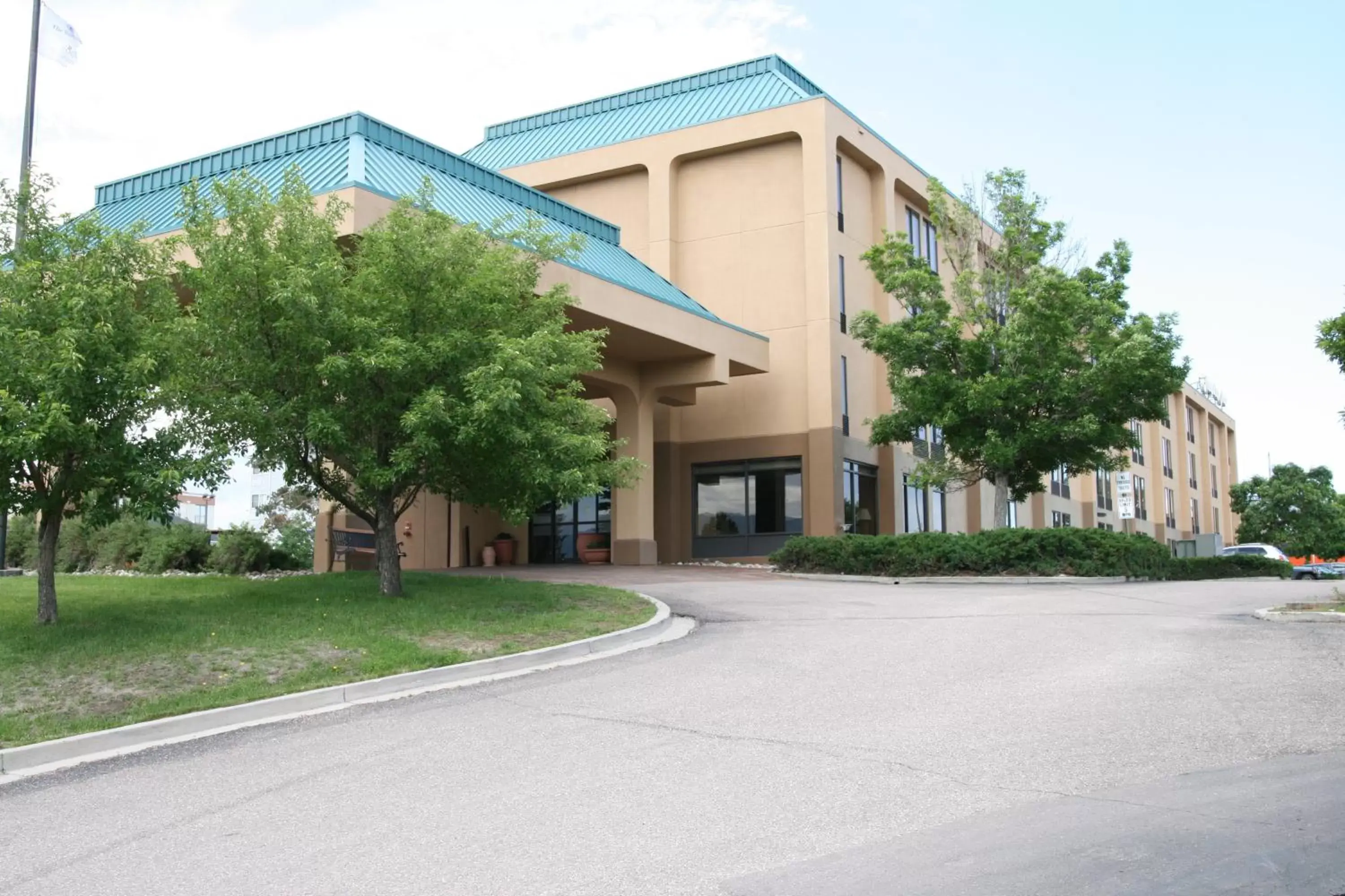 Property Building in Wingate by Wyndham Colorado Springs