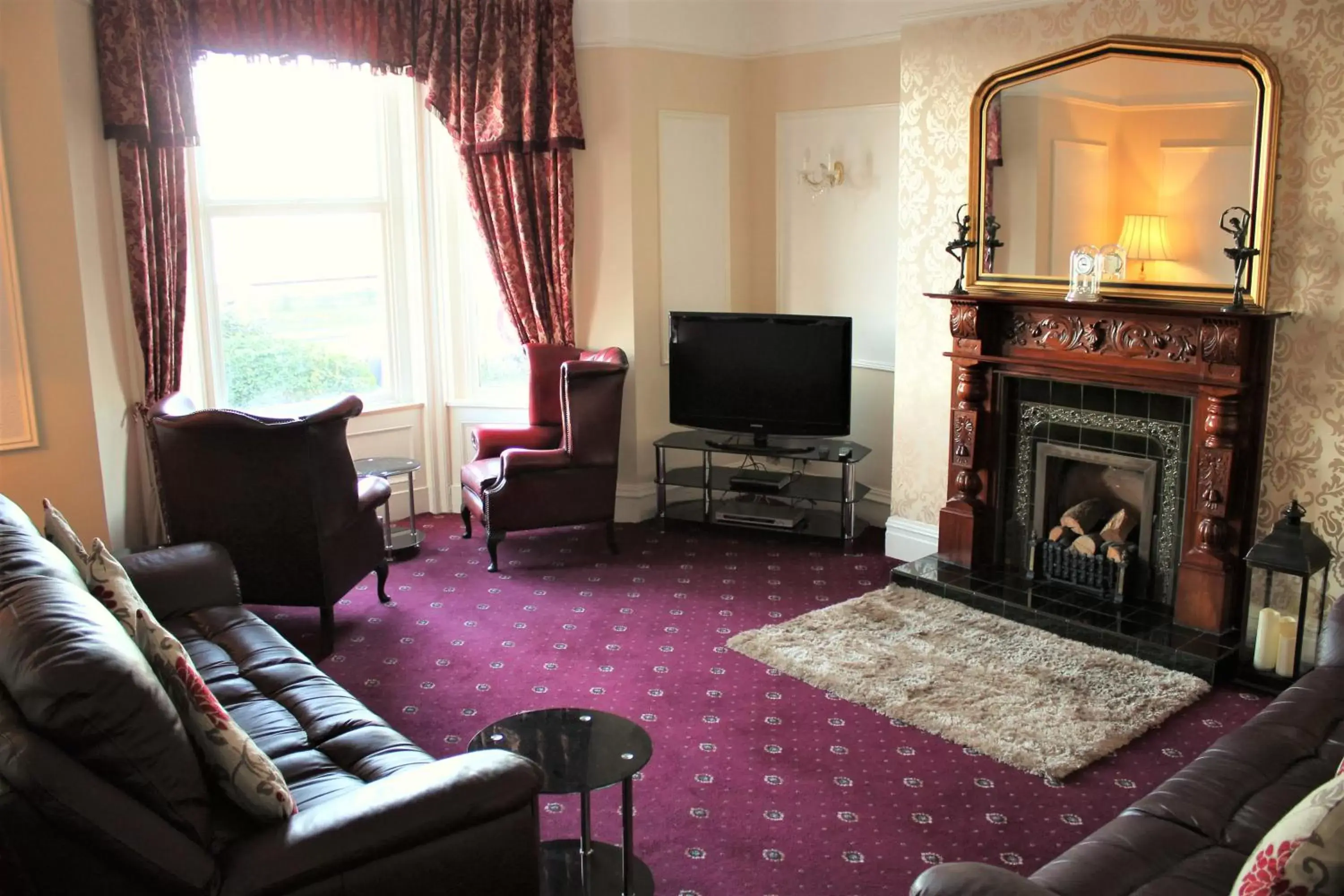 Communal lounge/ TV room, Seating Area in Winchmore Hotel