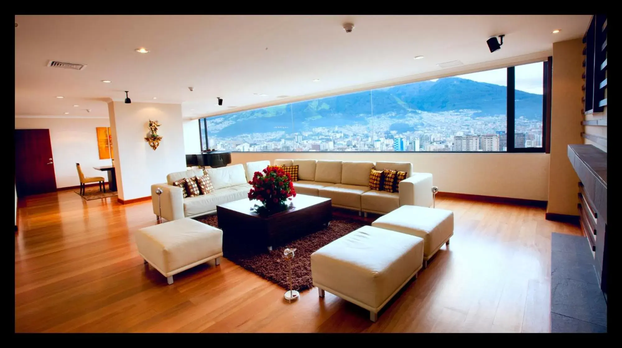 Living room, Seating Area in Swissotel Quito