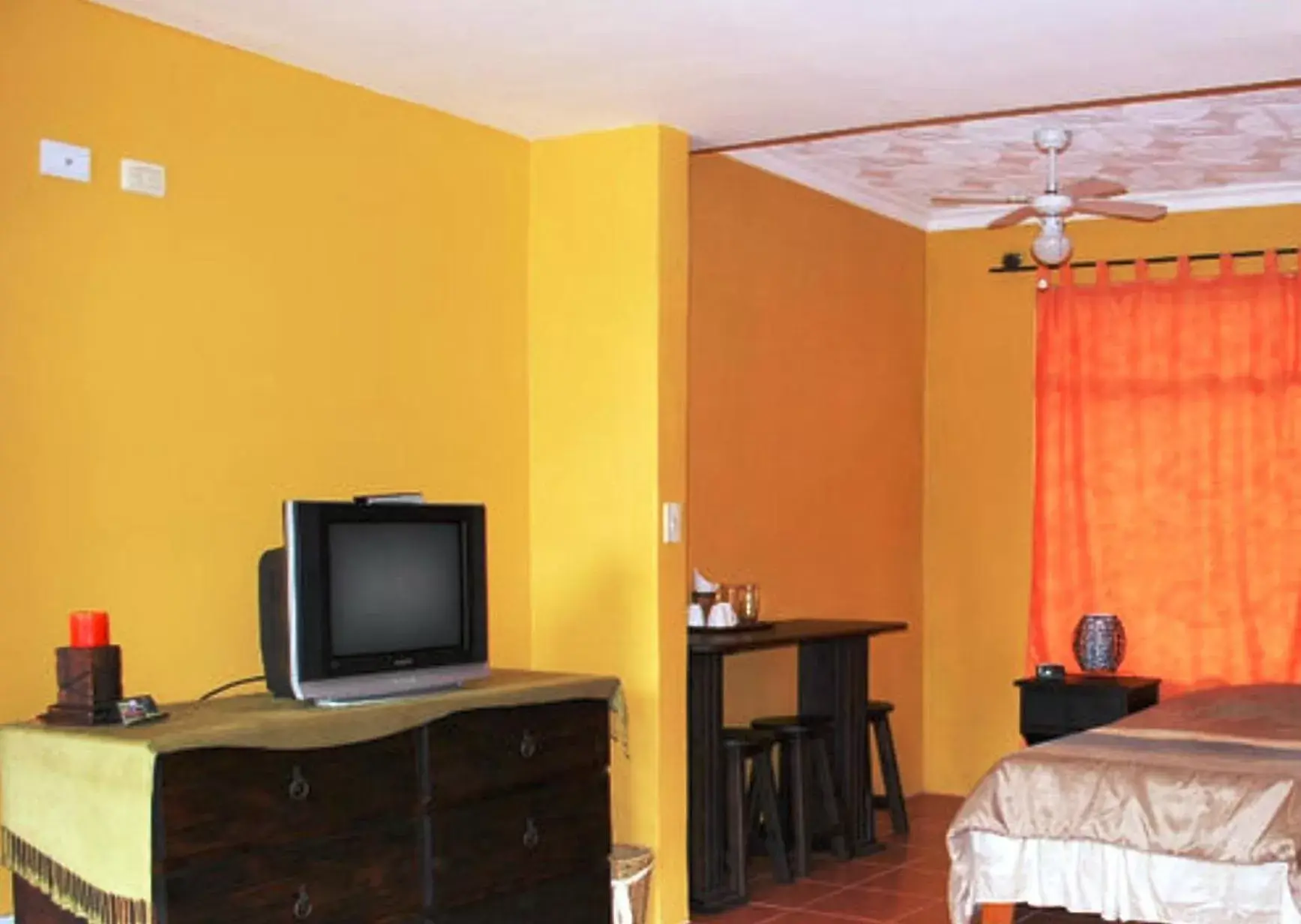 TV and multimedia, TV/Entertainment Center in Melrost Airport Bed & Breakfast