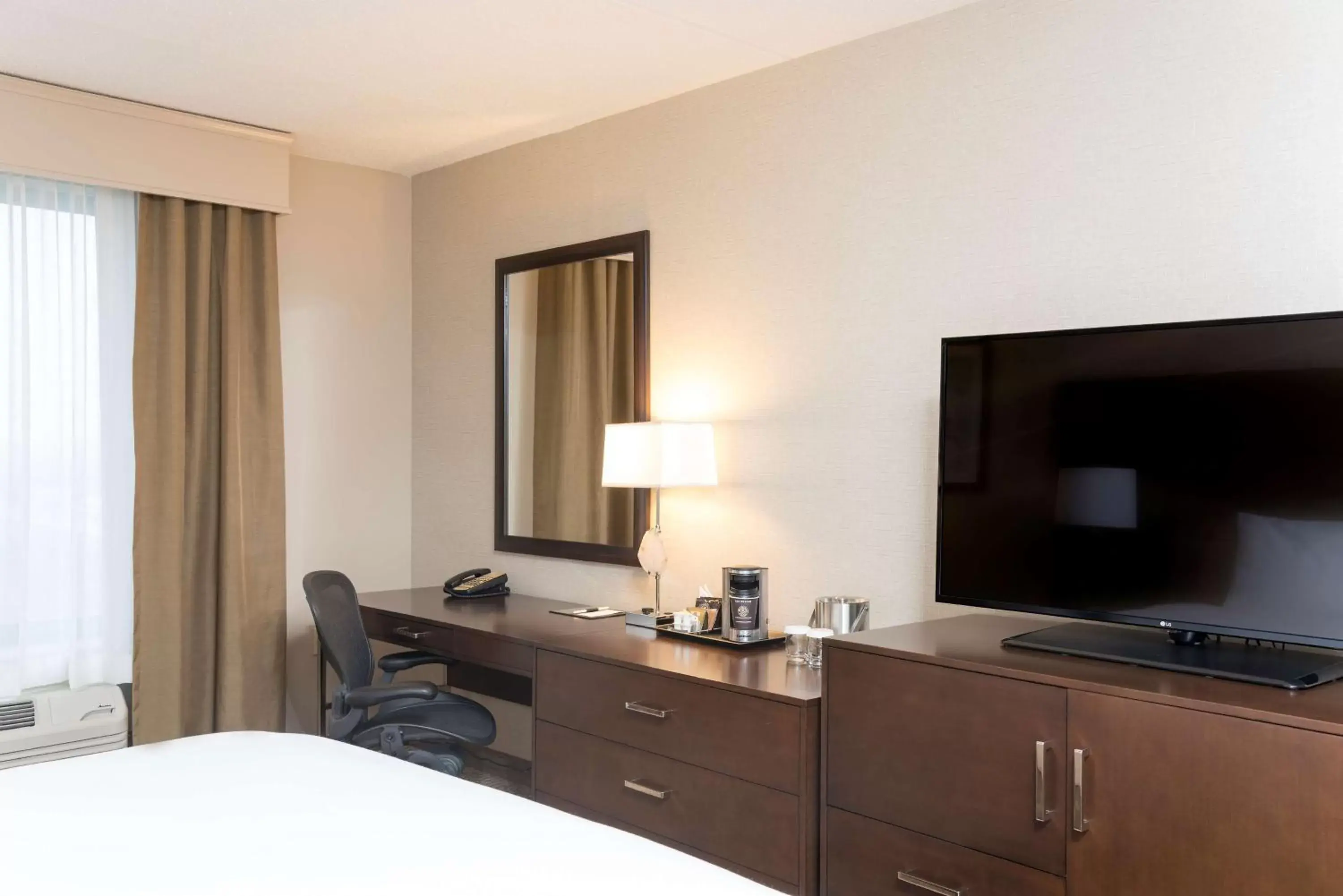 Bed, TV/Entertainment Center in Doubletree by Hilton Pleasant Prairie Kenosha, WI