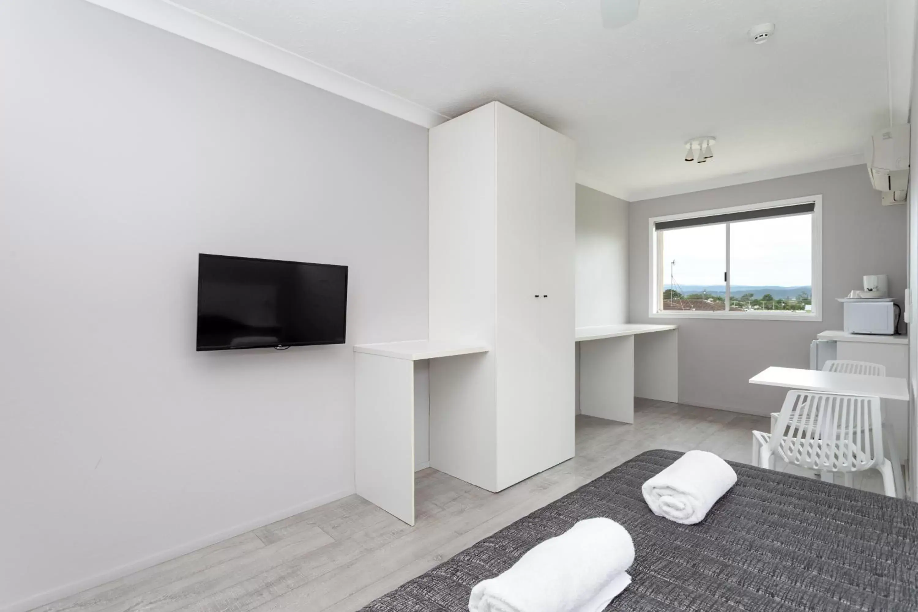 Bedroom, TV/Entertainment Center in Burleigh Gold Coast Motel