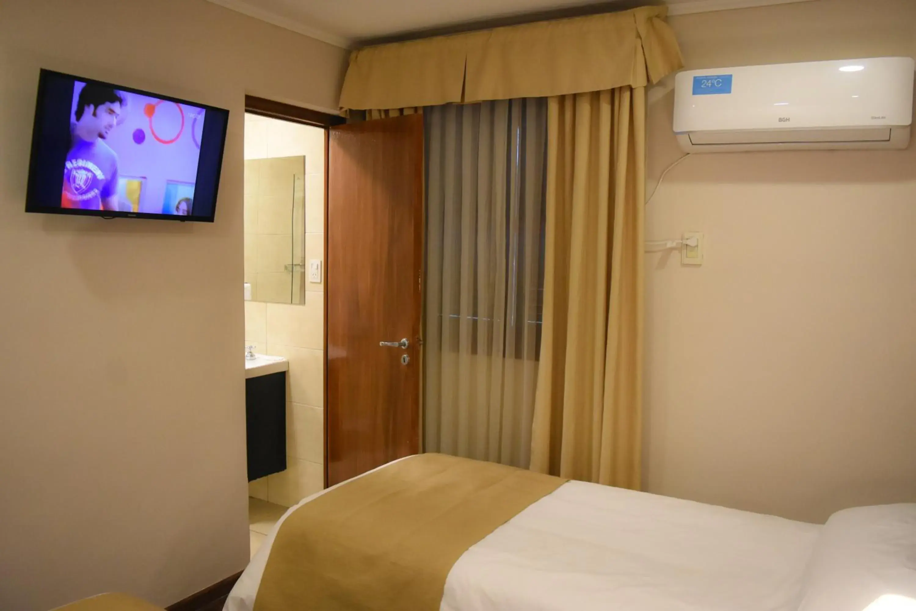 Bedroom, TV/Entertainment Center in Ritz Hotel Mendoza