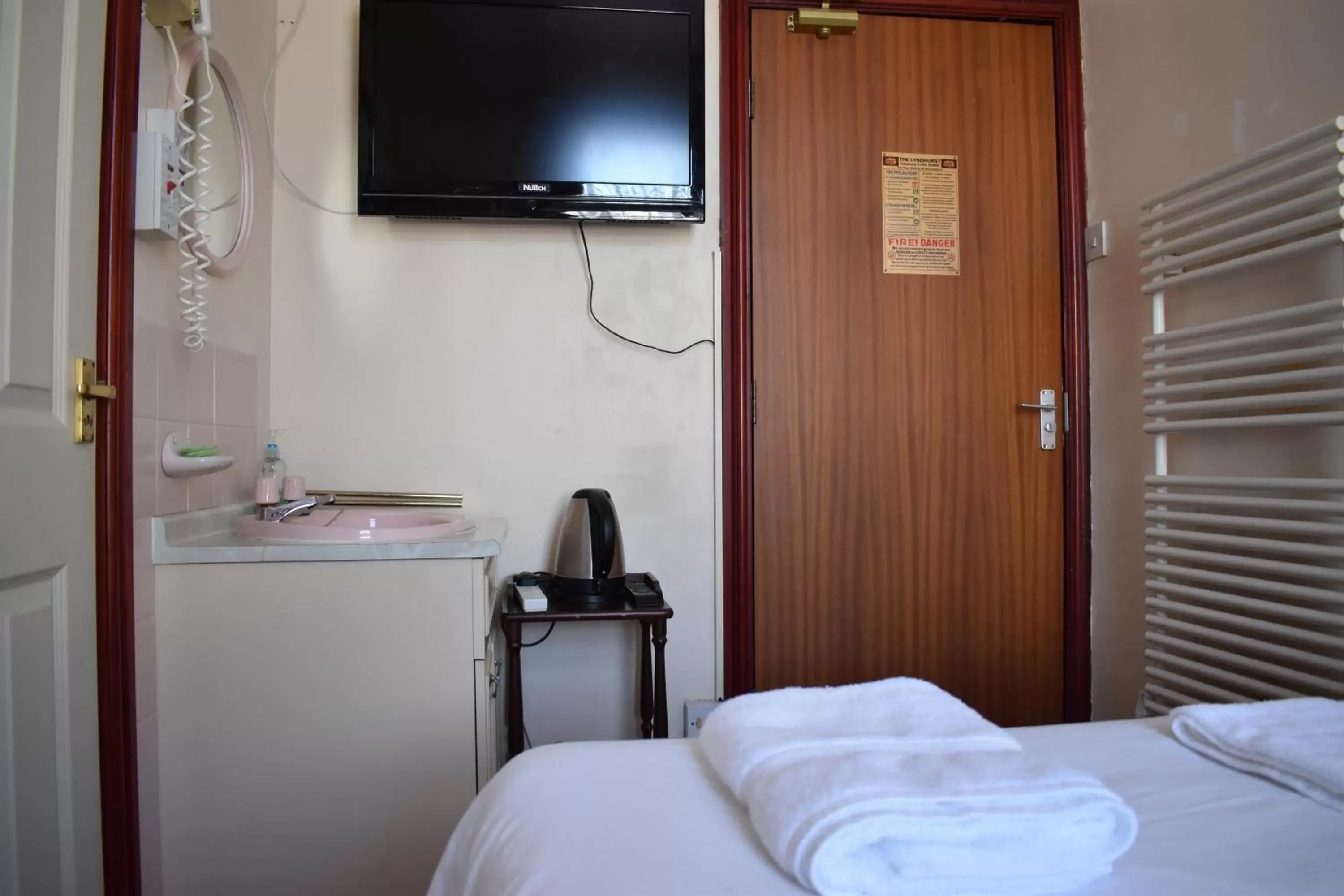 Bed, TV/Entertainment Center in Lyndhurst Hotel