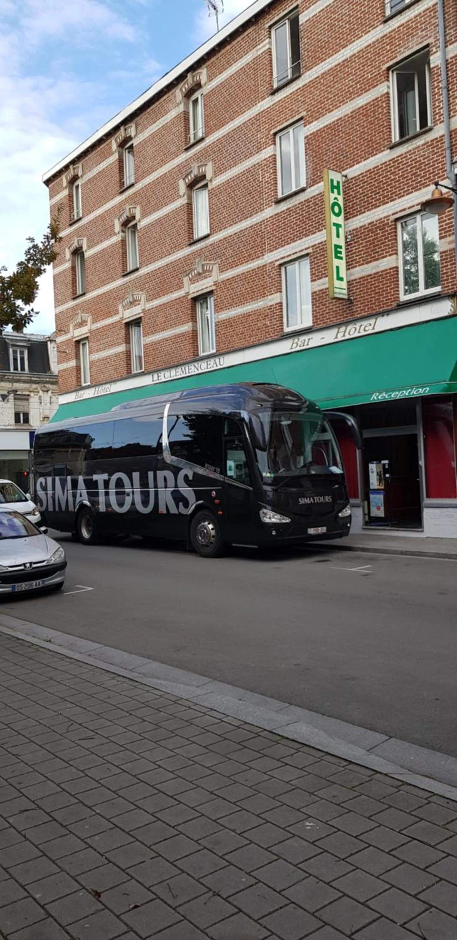 group of guests in Le Clémenceau Hôtel et Appart 'hôtel "Gare Sncf" centre ville