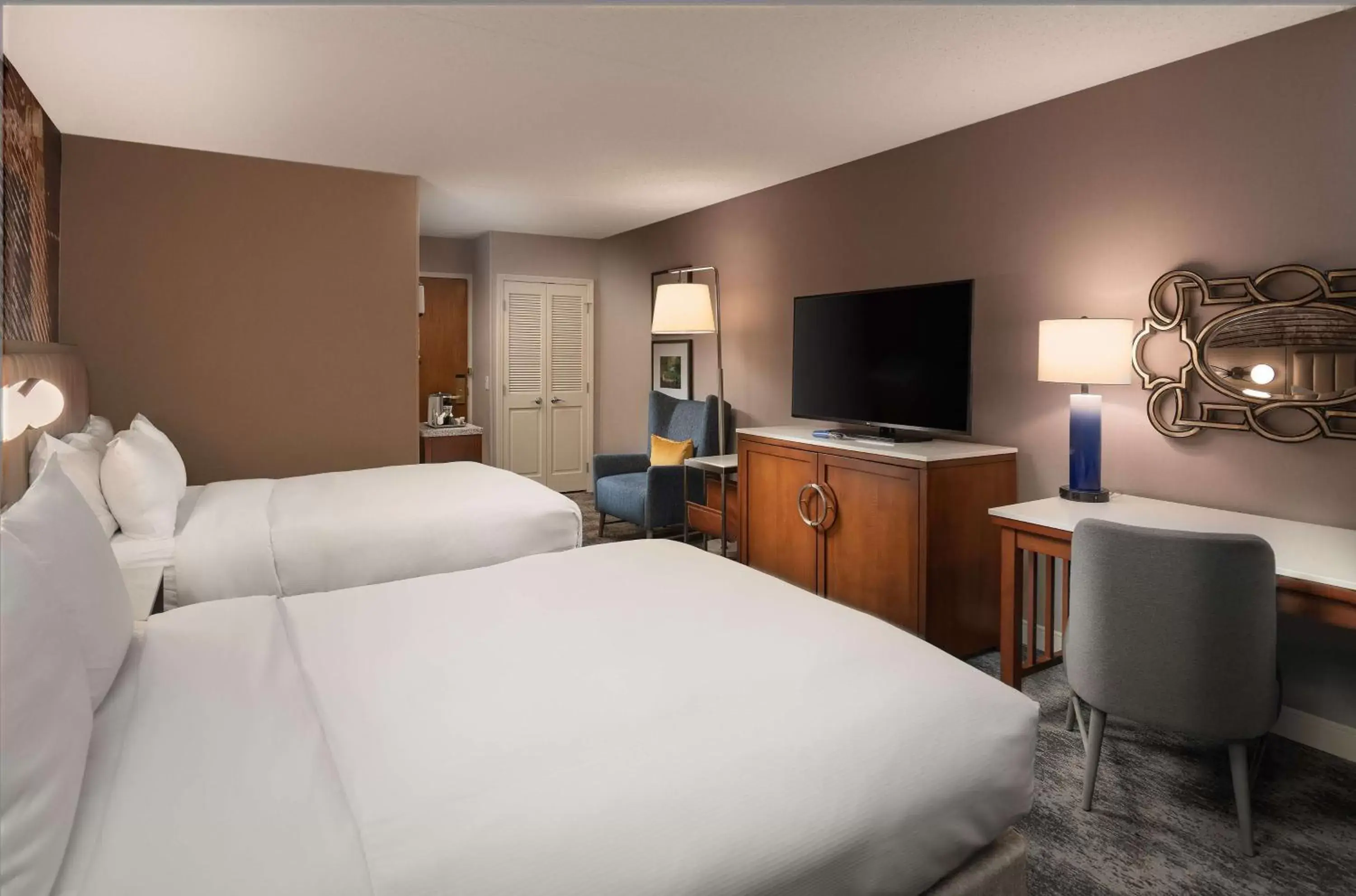 Bedroom, TV/Entertainment Center in Hilton Lexington Downtown