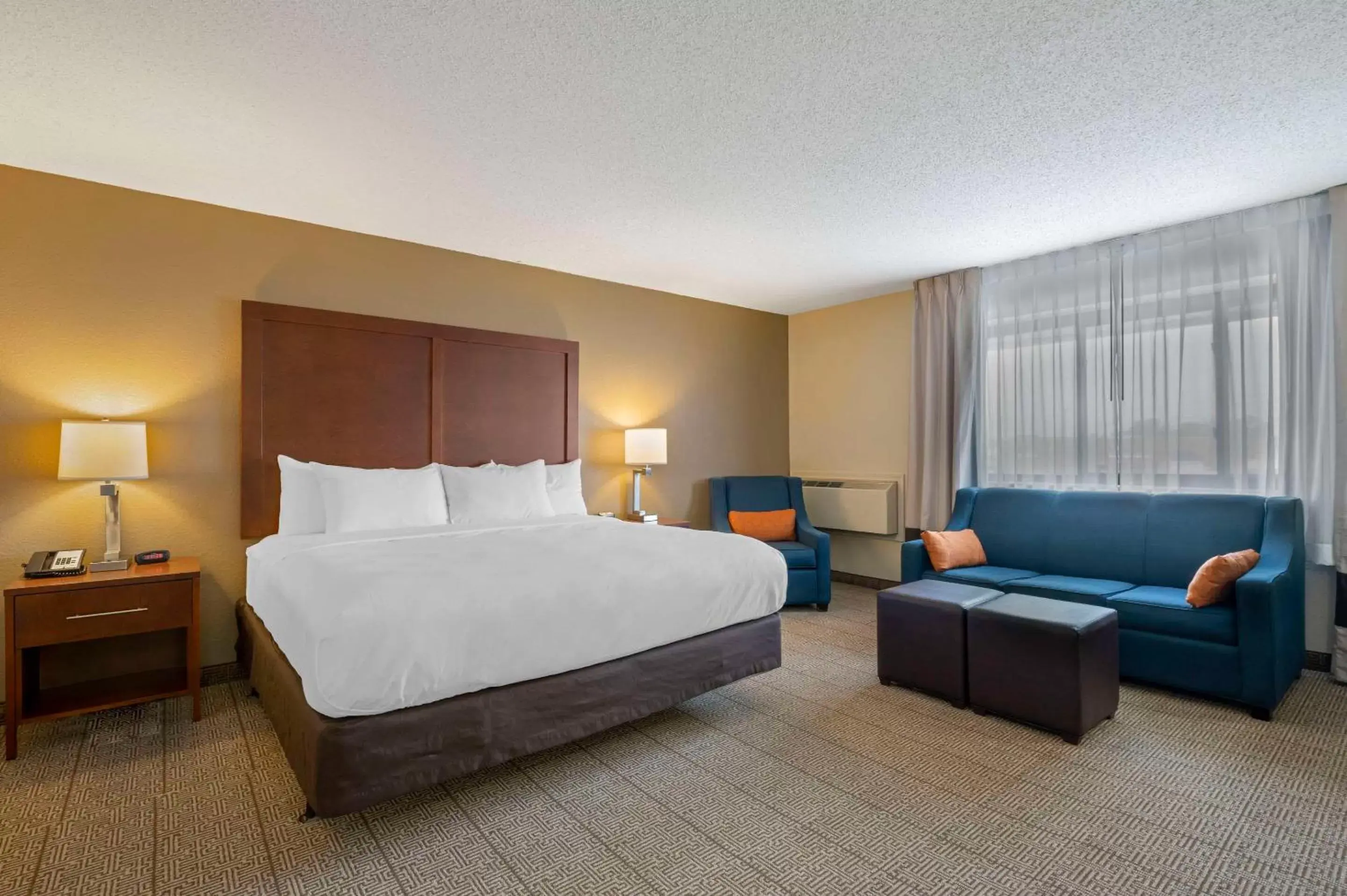 Bedroom, Bed in Comfort Inn & Suites North at the Pyramids