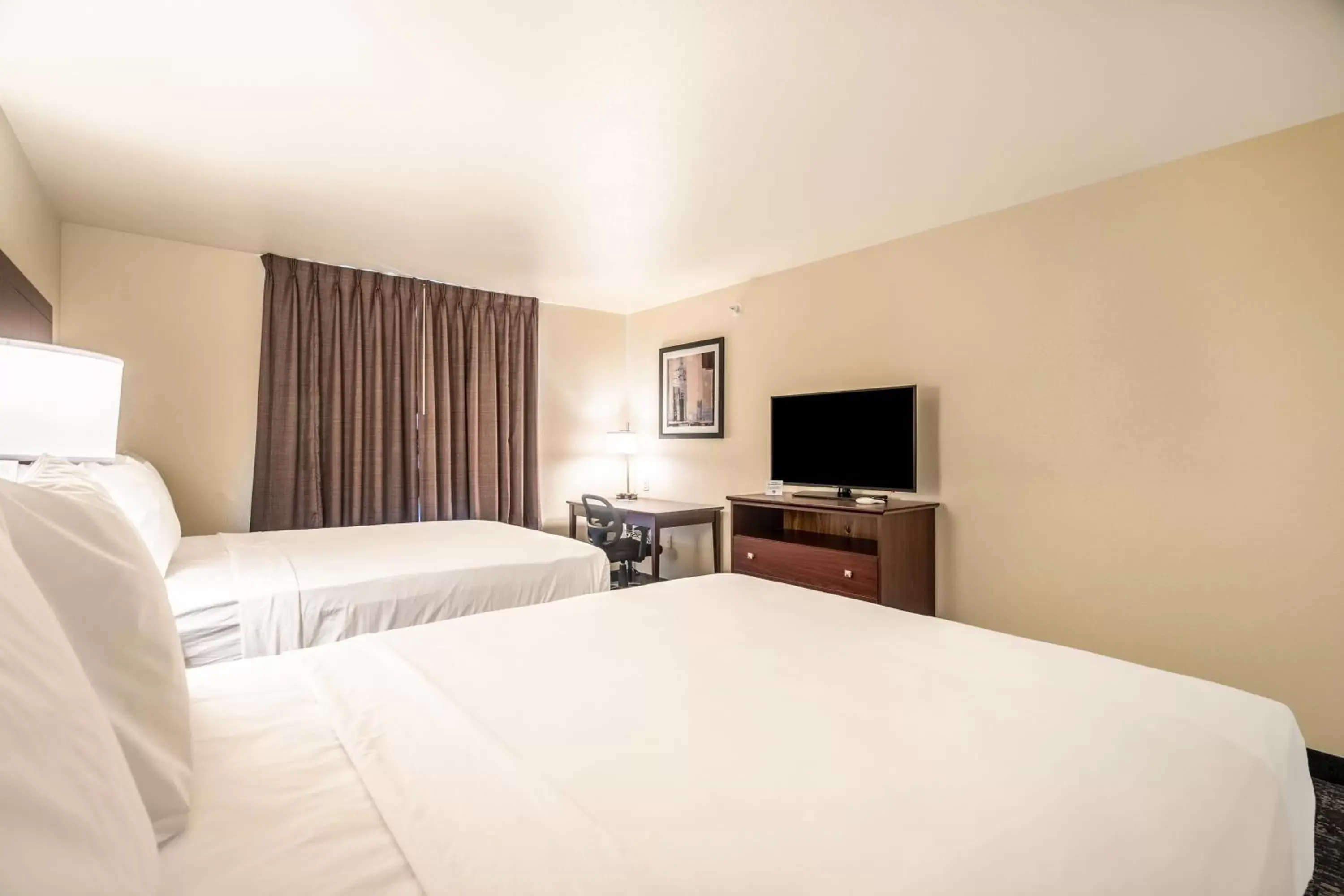 Bed in Cobblestone Hotel & Suites - Newport